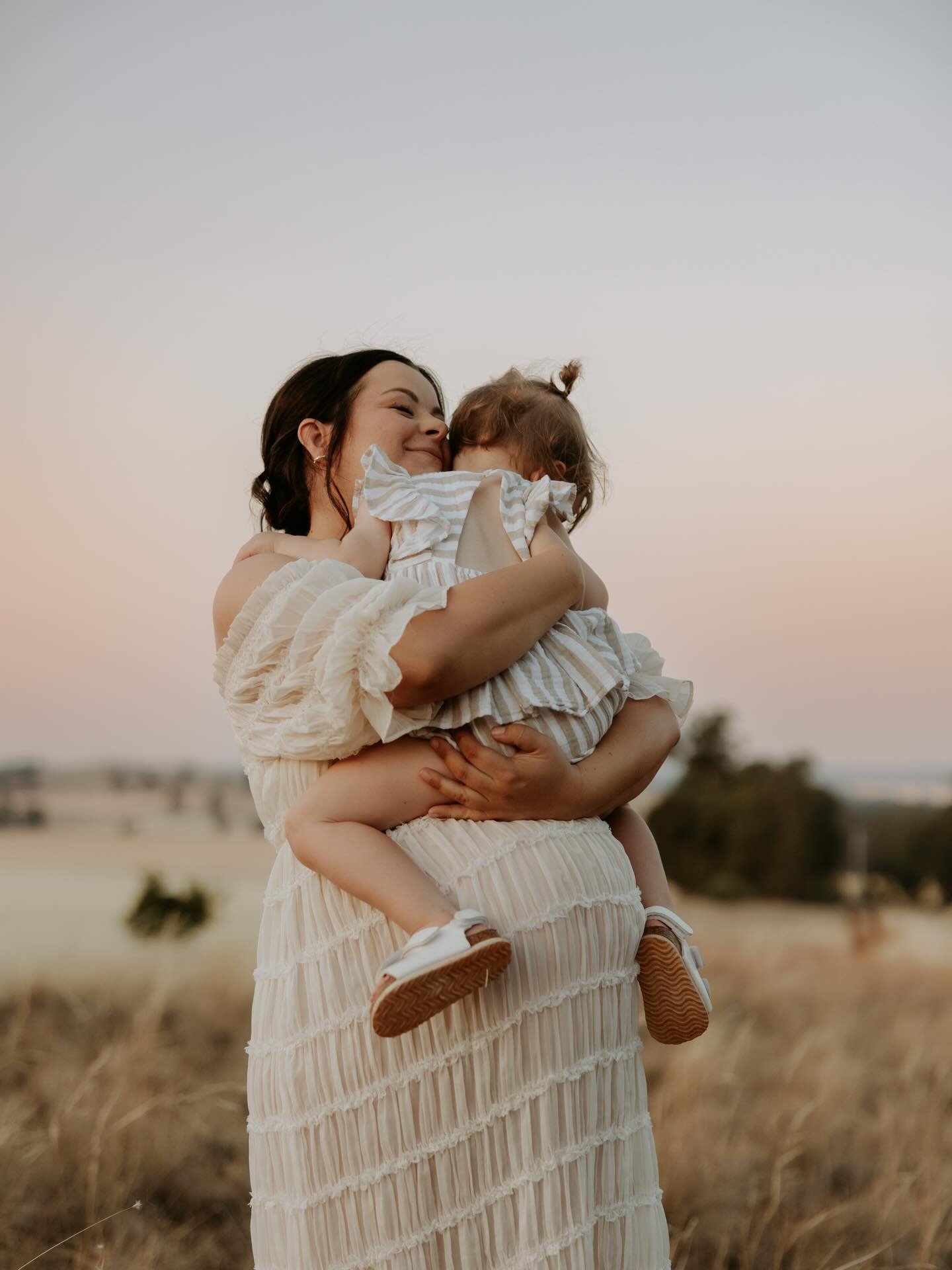 Nothing better than cuddles with mum. #lisanardellafamilies