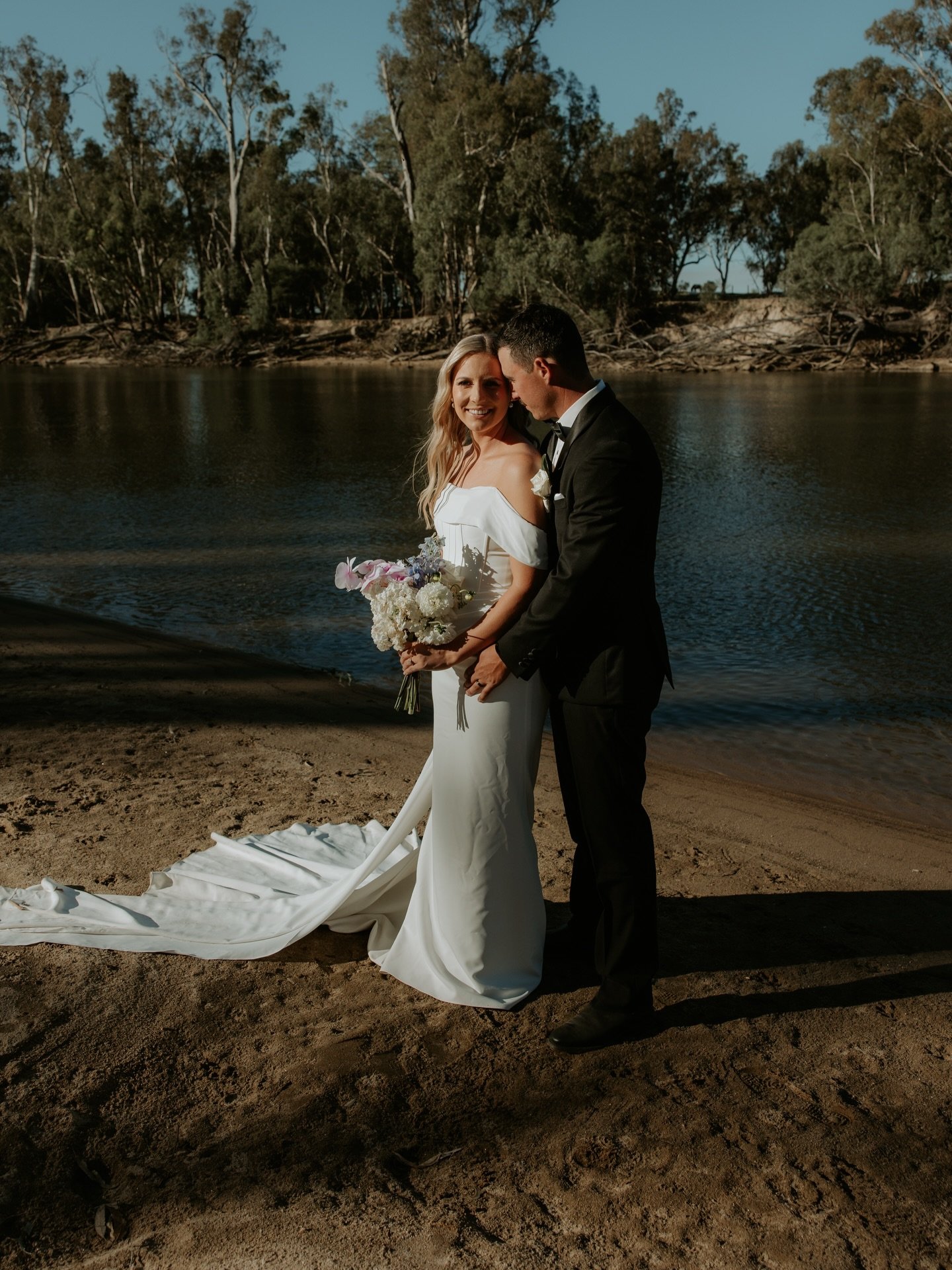 Another weekend that absolutely filled my cup to the brim.
Darcy + Shaun&hellip; where do I even begin. I bloody adored these two.
They said &ldquo;I do&rdquo; by the river at Murray Park in Barooga. The kind of spot that just hits different. River v