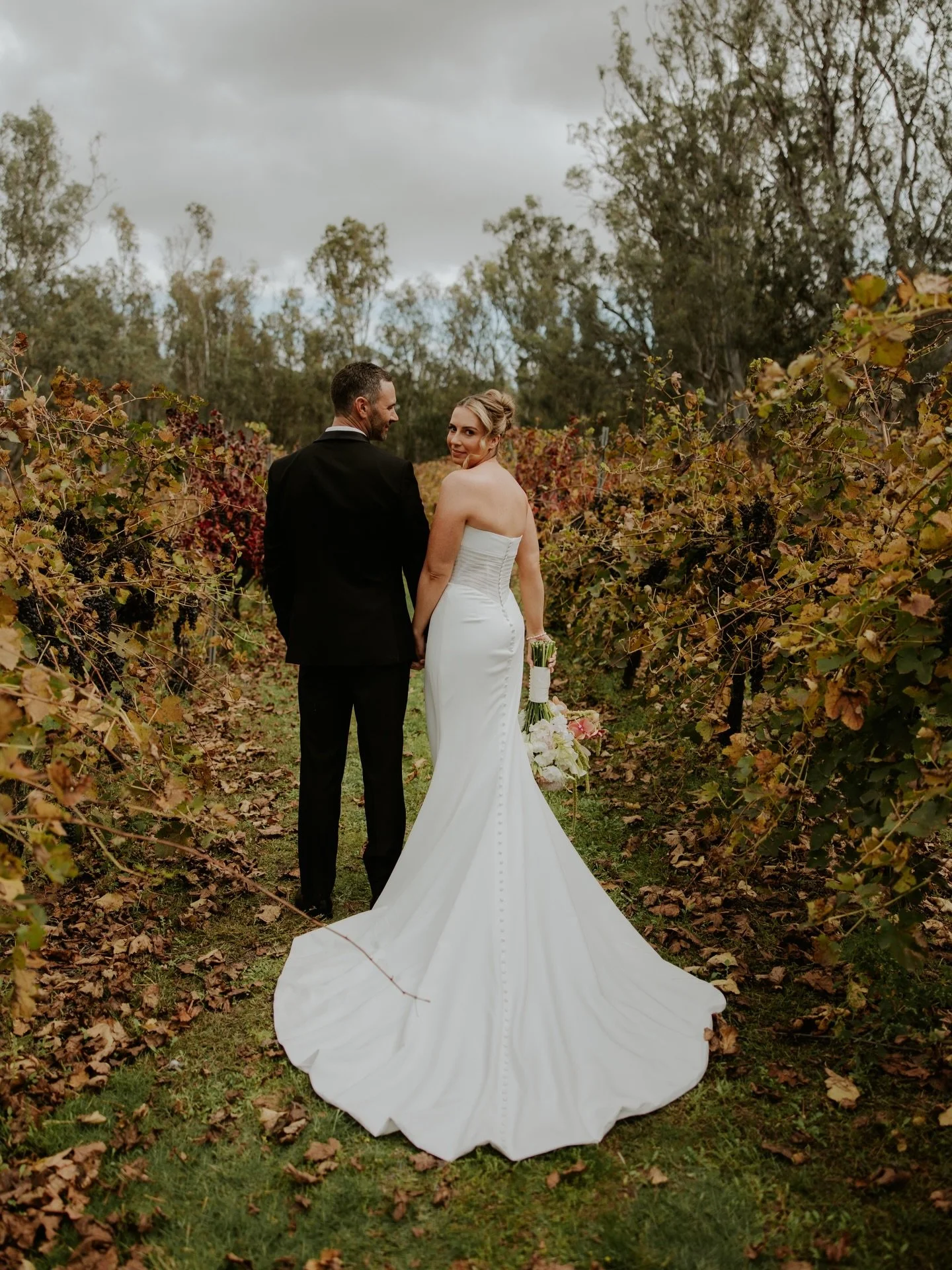 Friday afternoon with Tayla and Aaron at Cape Horn Vineyard.
They got ready in the accommodation on the property, and from the moment I arrived everything felt so calm and easy. The boys were out by the fire, beers in hand, just soaking it all in, wh
