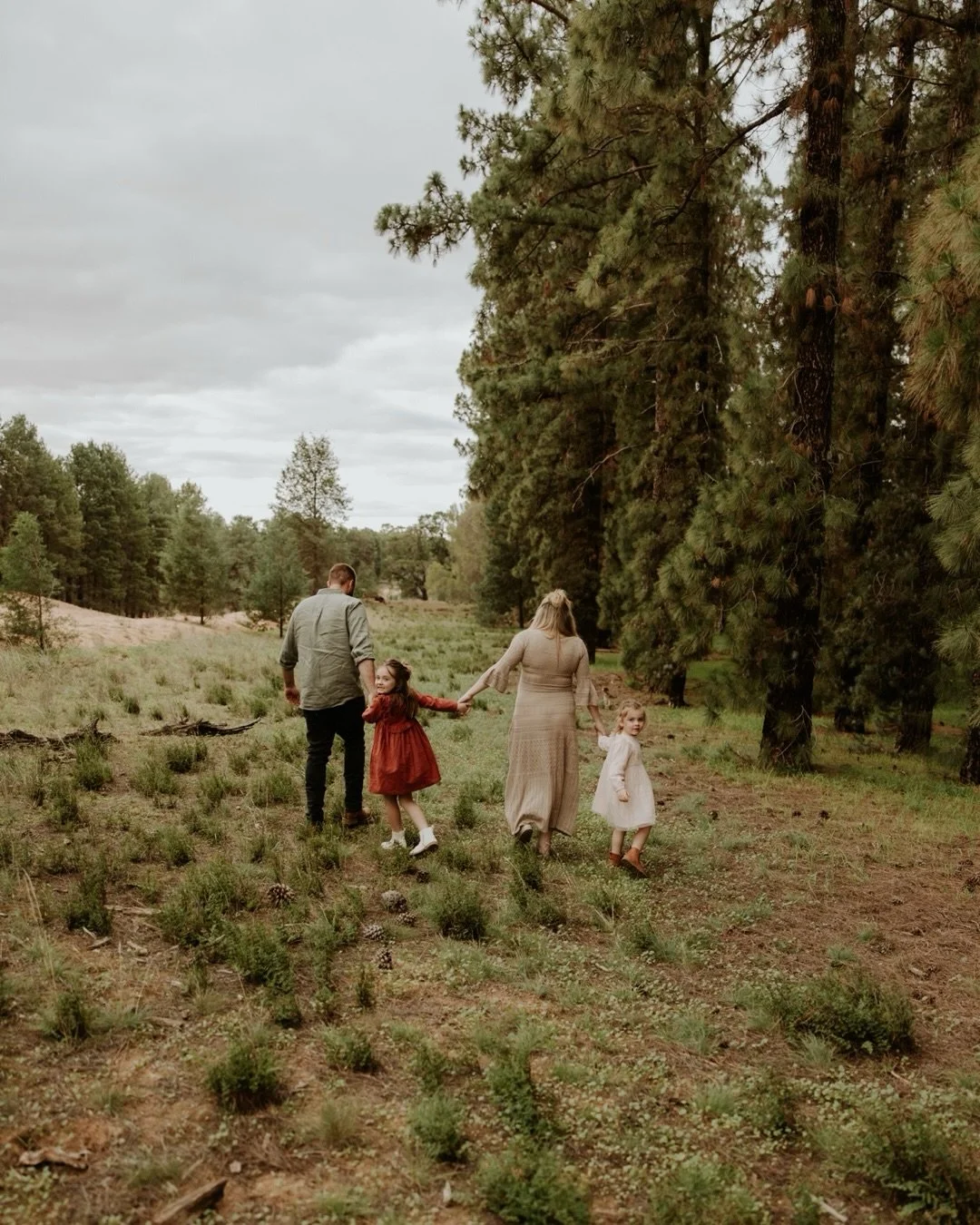 The Cruz Family &mdash; a quiet little moment just for them before they become a family of five. It feels like only yesterday when I captured Amanda + Sam&rsquo;s wedding.
The girls are about to step into their new roles as big sisters, and I already