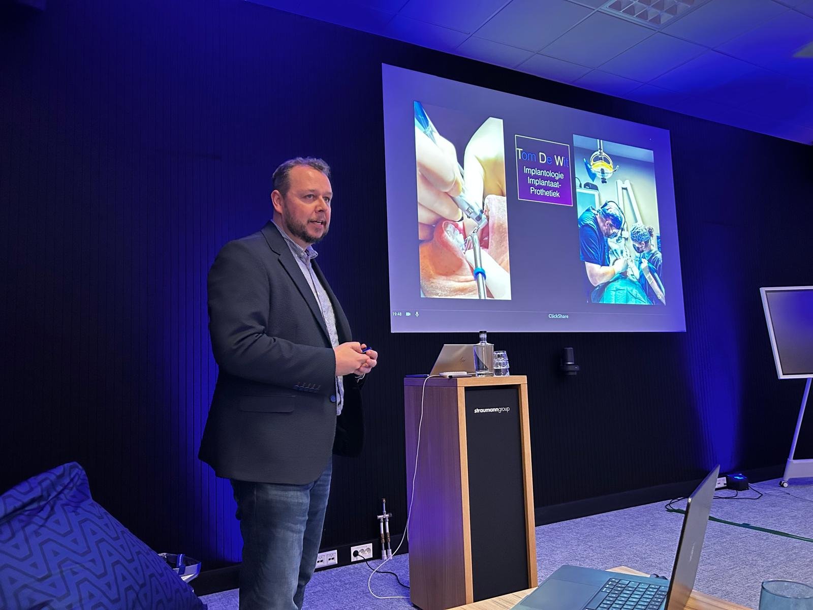 Tom De Wit geeft een opleiding over digitale implantologie bij Elevate Education