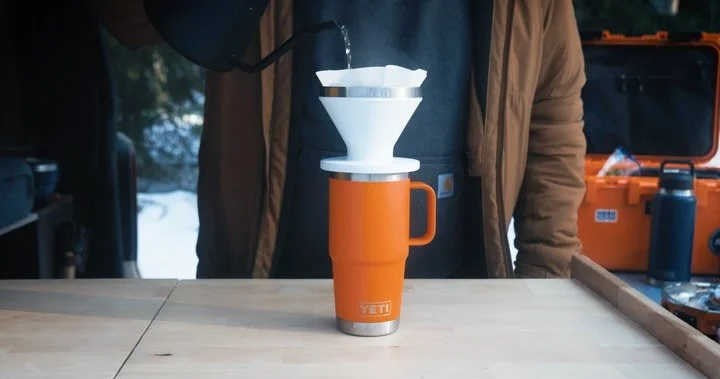 Kahvi. Mun jokainen aamu alkaa runsaalla m&auml;&auml;r&auml;ll&auml; @lehmusroastery Sammonlahti -kahvia. Parhaalta aamukahvi maistuu ulkona, pakun keitti&ouml;ss&auml; k&auml;sin uutettuna. Tuoksu, &auml;&auml;ni kun kahvi valuu suodattimesta termo