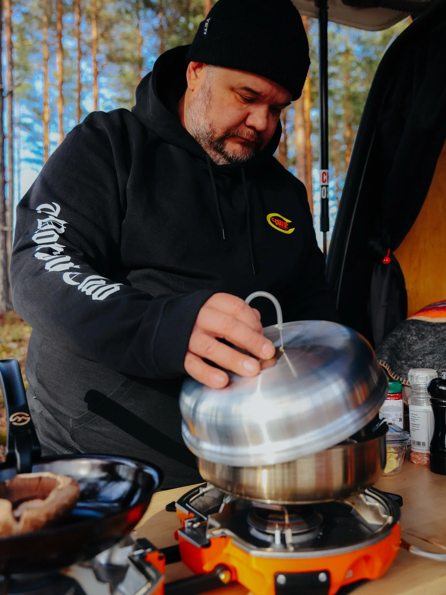 Kaupallinen yhteisty&ouml; @makiaclothing 
Ai ett&auml;! Pitk&auml;n tauon j&auml;lkeen pakukeitti&ouml;ss&auml; kokkaamassa!
Nimitt&auml;in on jeppis hommaa. Viel&auml; kun on saanut kietoa vartalonsa huppariin jossa kunnianosoitus legendaariselle C