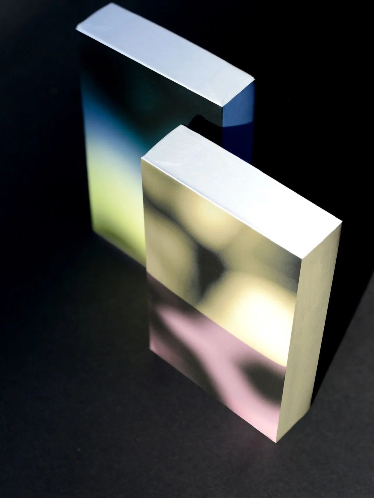 Lumenflow packaging
(Echo of Light)

Light shapes perception.
Luminosity creates depth, movement and silence within space. Brightness and shadow interact, an echo of vision unfolding.

#sensorydesign #visualexperience #motiondesign #packaging