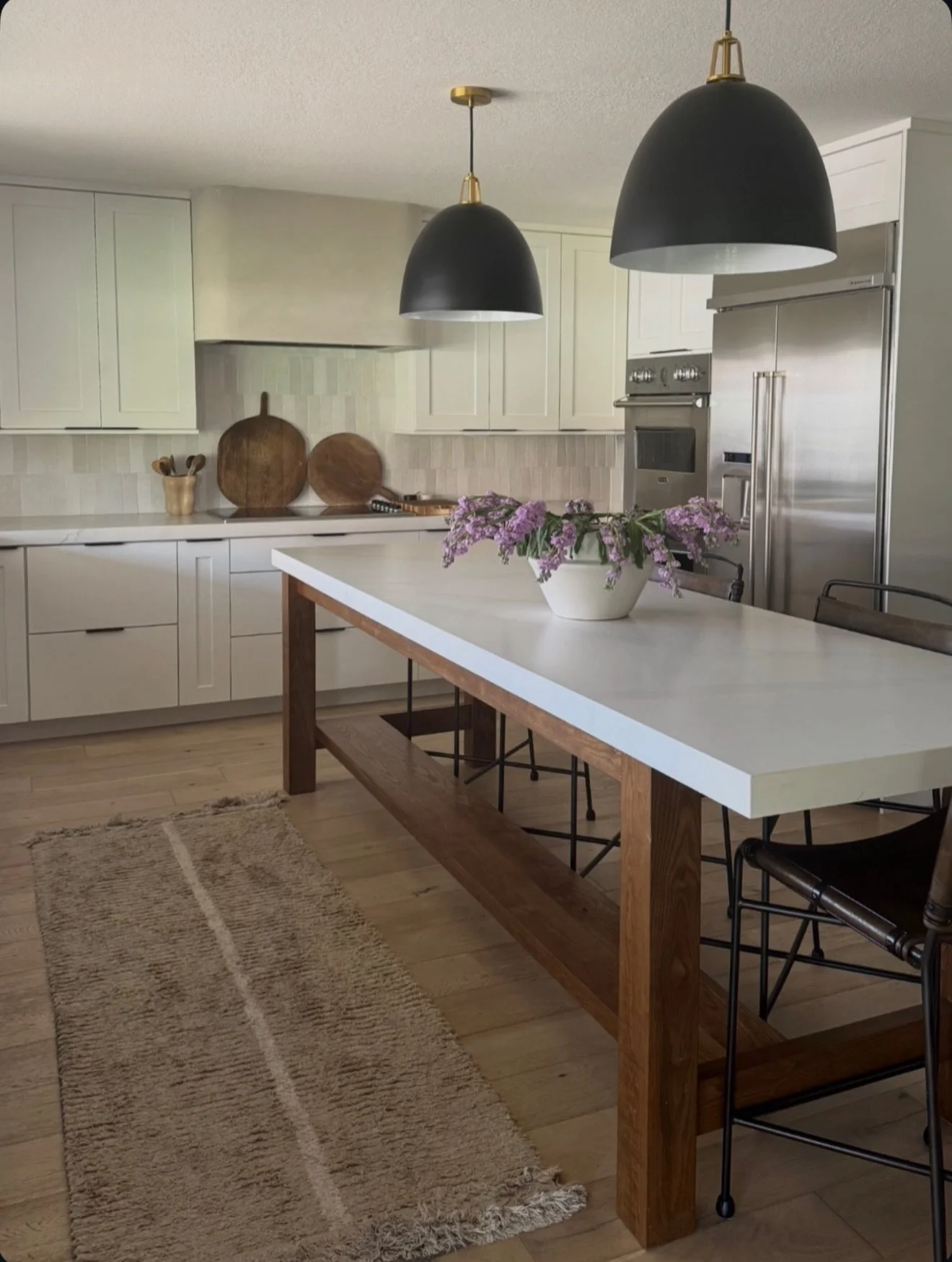 A kitchen I designed over 5 years ago and she&rsquo;s only gotten better with age. 🤌🏼 A testament to what intentional design looks like long term. 

Yes, it is very clean and white which isn&rsquo;t typically what you find on my feed these days. Th