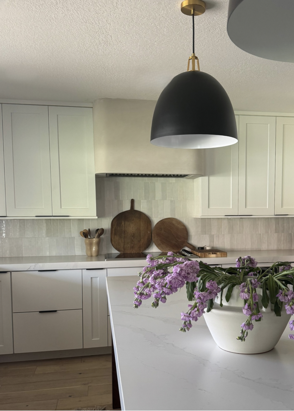 Kitchen by Earthen Co Interiors