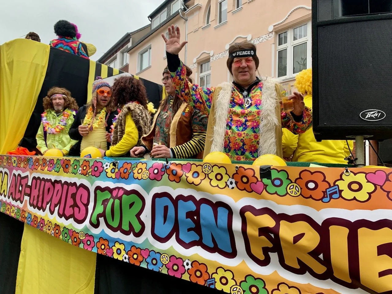 Karnevalszug in Kessenich 2023: Superstimmung in Gelb und Schwarz