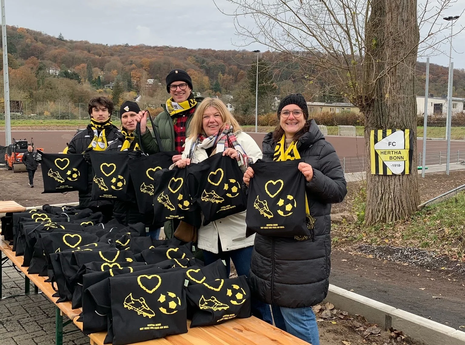 Weihnachtstaschenaktion von Hertha Bonn- Taschen packen für einen guten Zweck