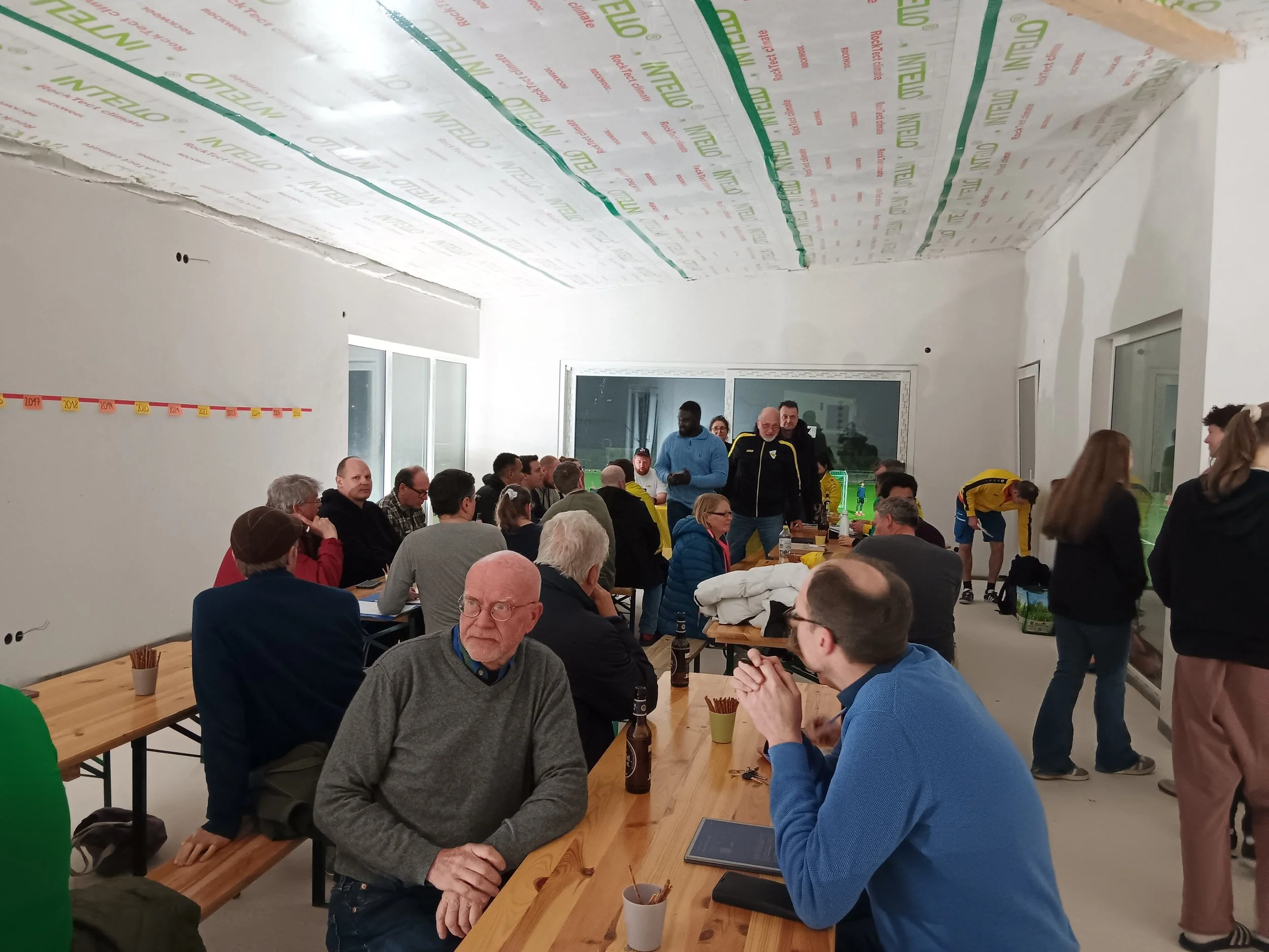 Volle Hütte mit Heizung im provisorischem Vereinsheim