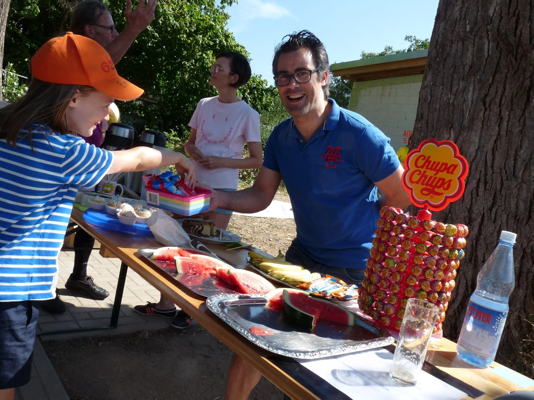 Eltern am Kuchenverkauf