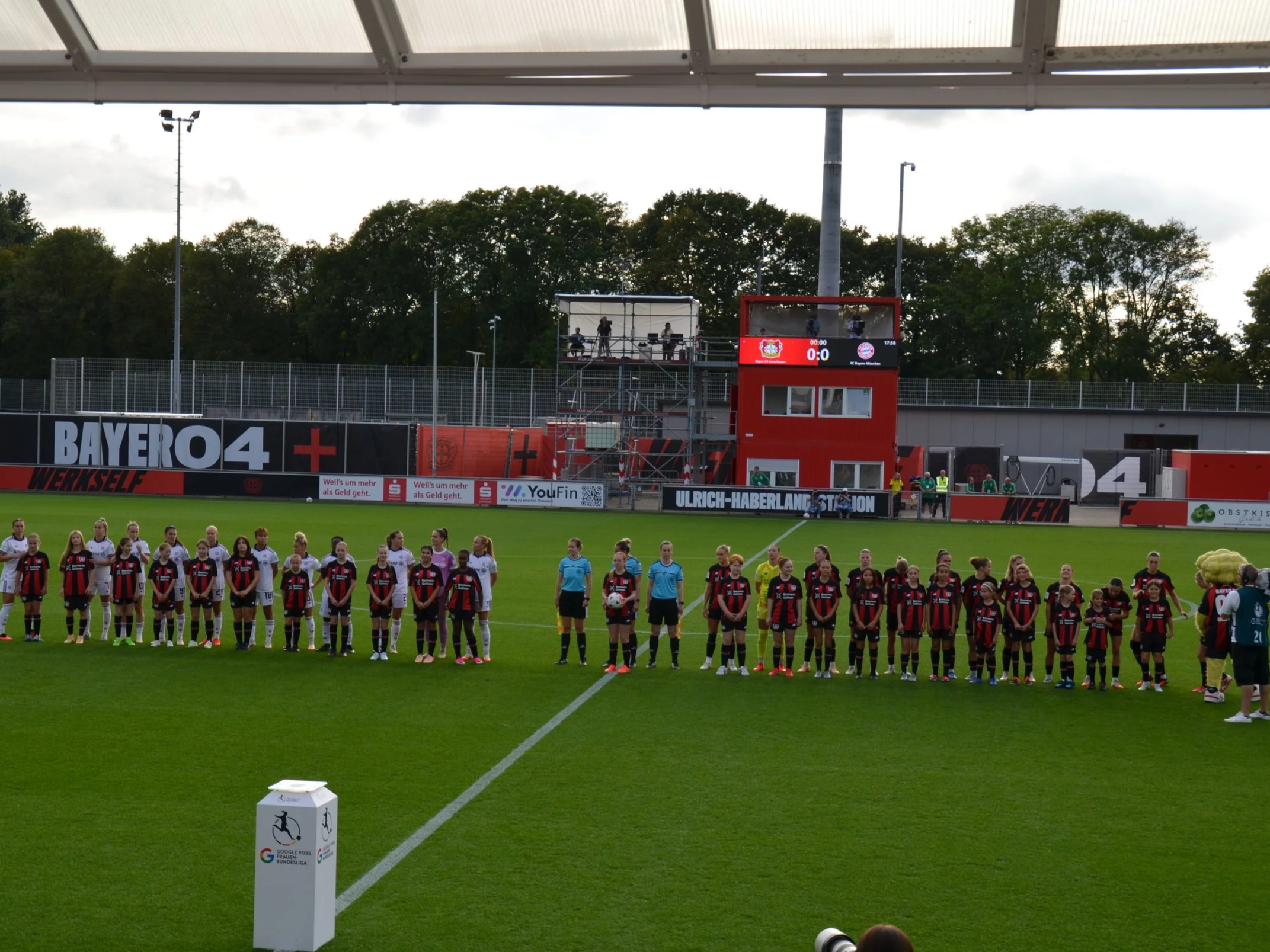 Frauen-Bundesliga mit Hertha-Mädchen:  Bayer 04 Leverkusen gegen FC Bayern München