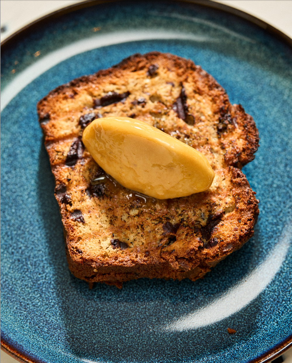BANANA BREAD con mantequilla dulce y reducción de espresso