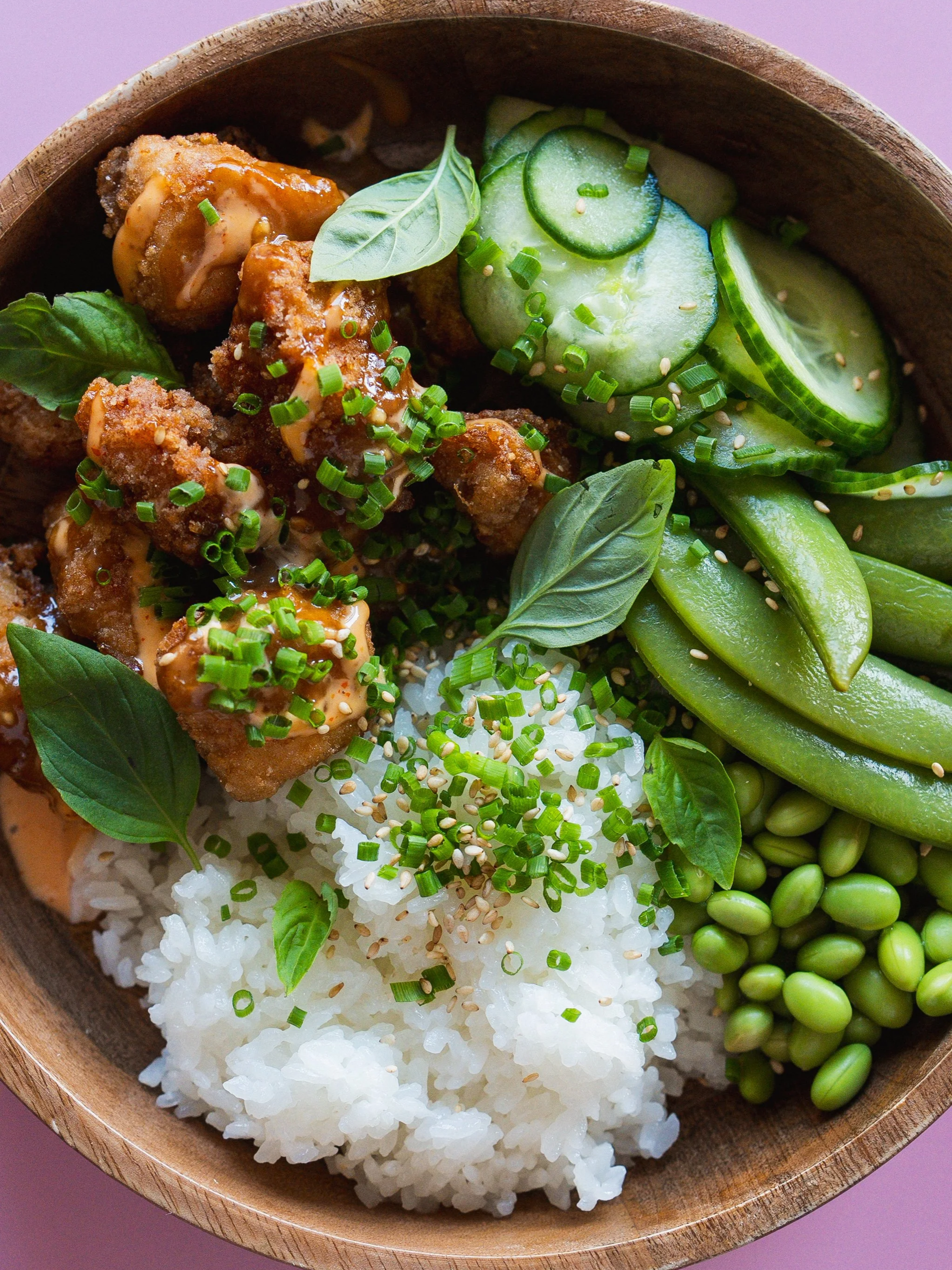 CHRUPIĄCY KURCZAK Z SOSEM ORZECHOWYM