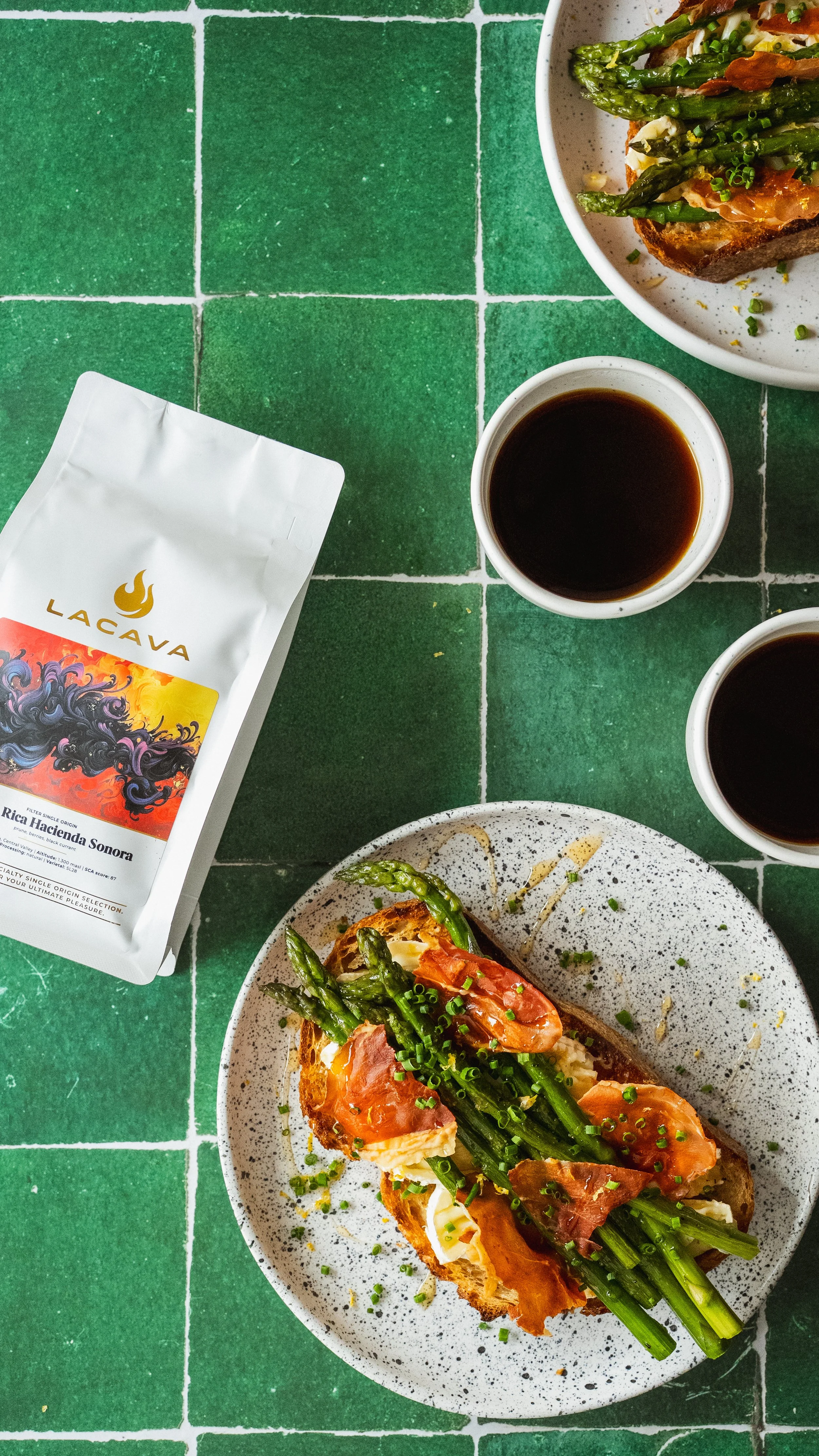 GRZANKA Z CAMEMBERTEM I SZPARAGAMI