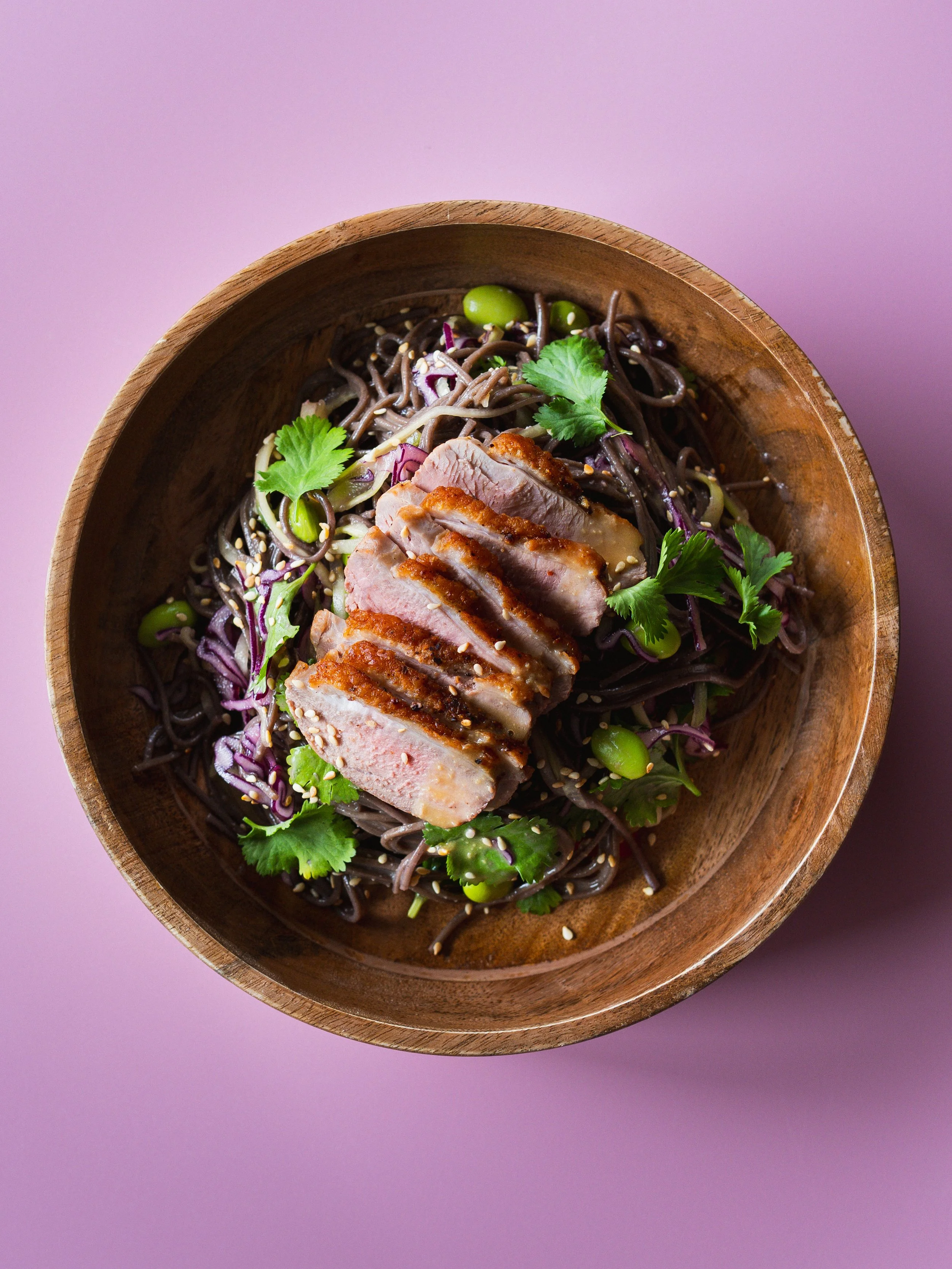 SAŁATKA Z PIERSIĄ Z KACZKI I MAKARONEM SOBA