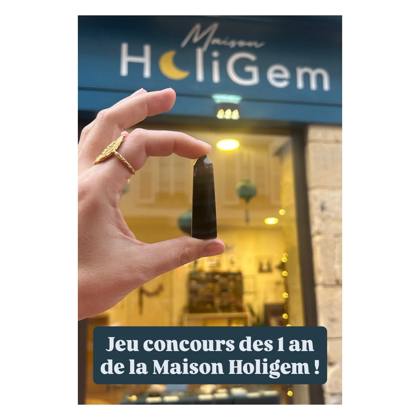☼ Jeu concours ☼

Pour f&ecirc;ter les 1 an de la Maison Holigem, j&rsquo;ai d&eacute;cid&eacute; de vous offrir un joli cadeau : une fluorite en prisme ! Parce que c&rsquo;est aussi gr&acirc;ce &agrave; vos passages en boutique que l&rsquo;aventure 