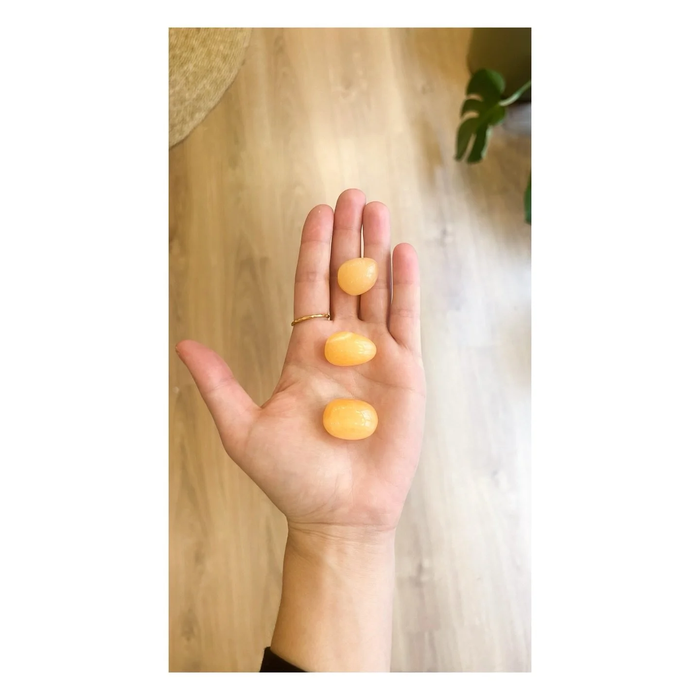 LES PIERRES ROUL&Eacute;ES 
Et toi, de quoi tu as besoin en ce moment ?
Quelle alli&eacute;e choisis-tu?

&bull; Calcite orange
&bull; Amazonite
&bull; Lapis-lazuli
&bull; Malachite
&bull; Agate turitelle
&bull; Labradorite