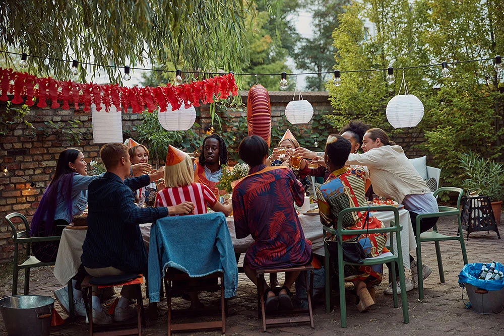 maria-thomasCrayfishparty_People_eating_0806.jpg