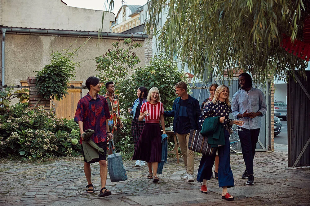 maria-thomasCrayfishparty_People_eating_1403.jpg