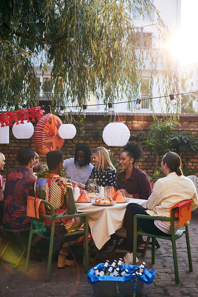 maria-thomasCrayfishparty_People_eating_0589.jpg