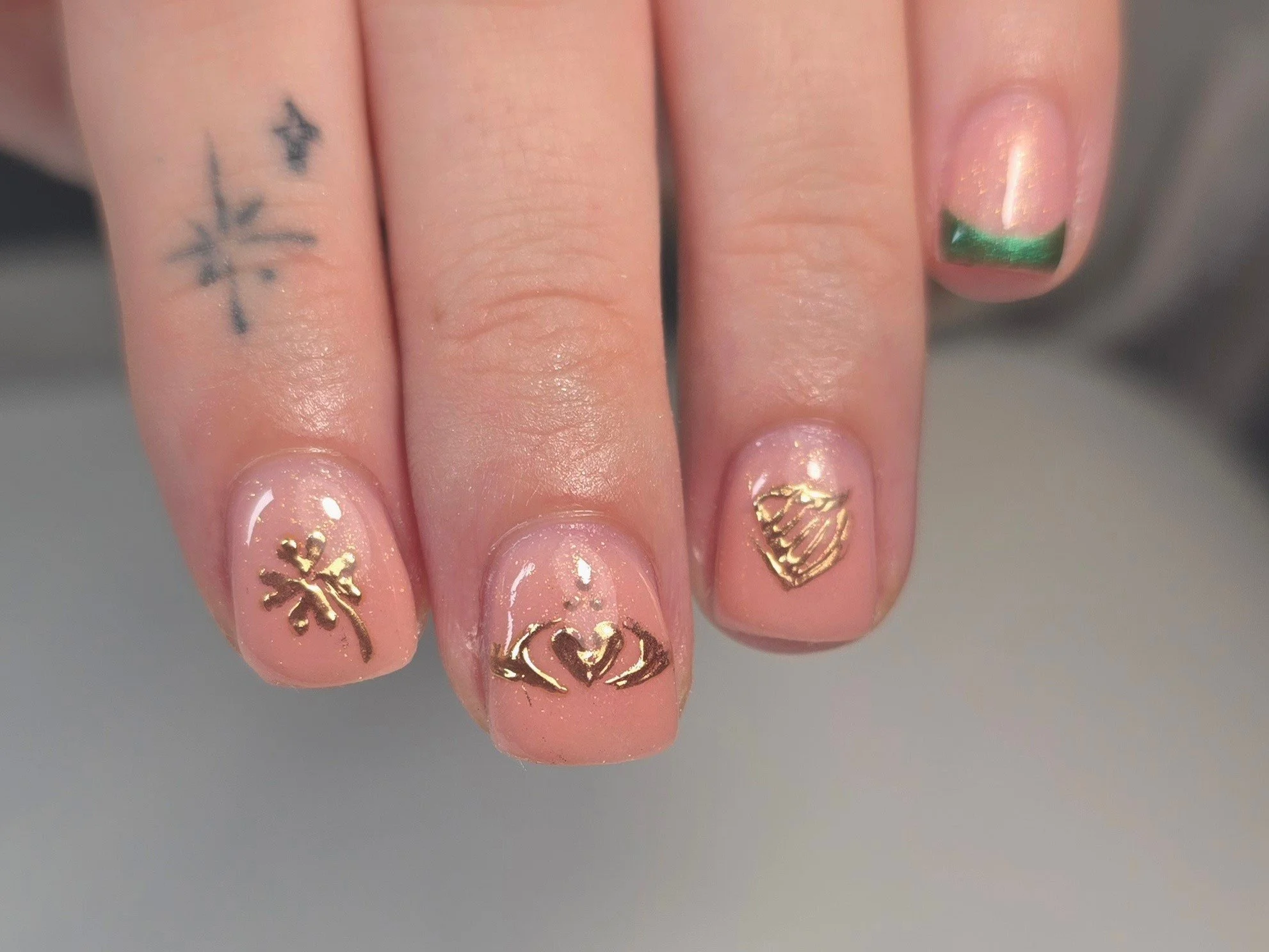 🍀💚

💅 Service: BIAB Gel Fingers with Intermediate Nail Art 
🕑 Time: 90 mins
💷 Cost: &pound;42 

🧴Products: 
@the_gelbottle_inc 
@labology3 
@glitterplanetuk 
@thecuticlelab.ltd 
@brazzcare_official 
@katiebarnes.toolrange 
@homeofnailart