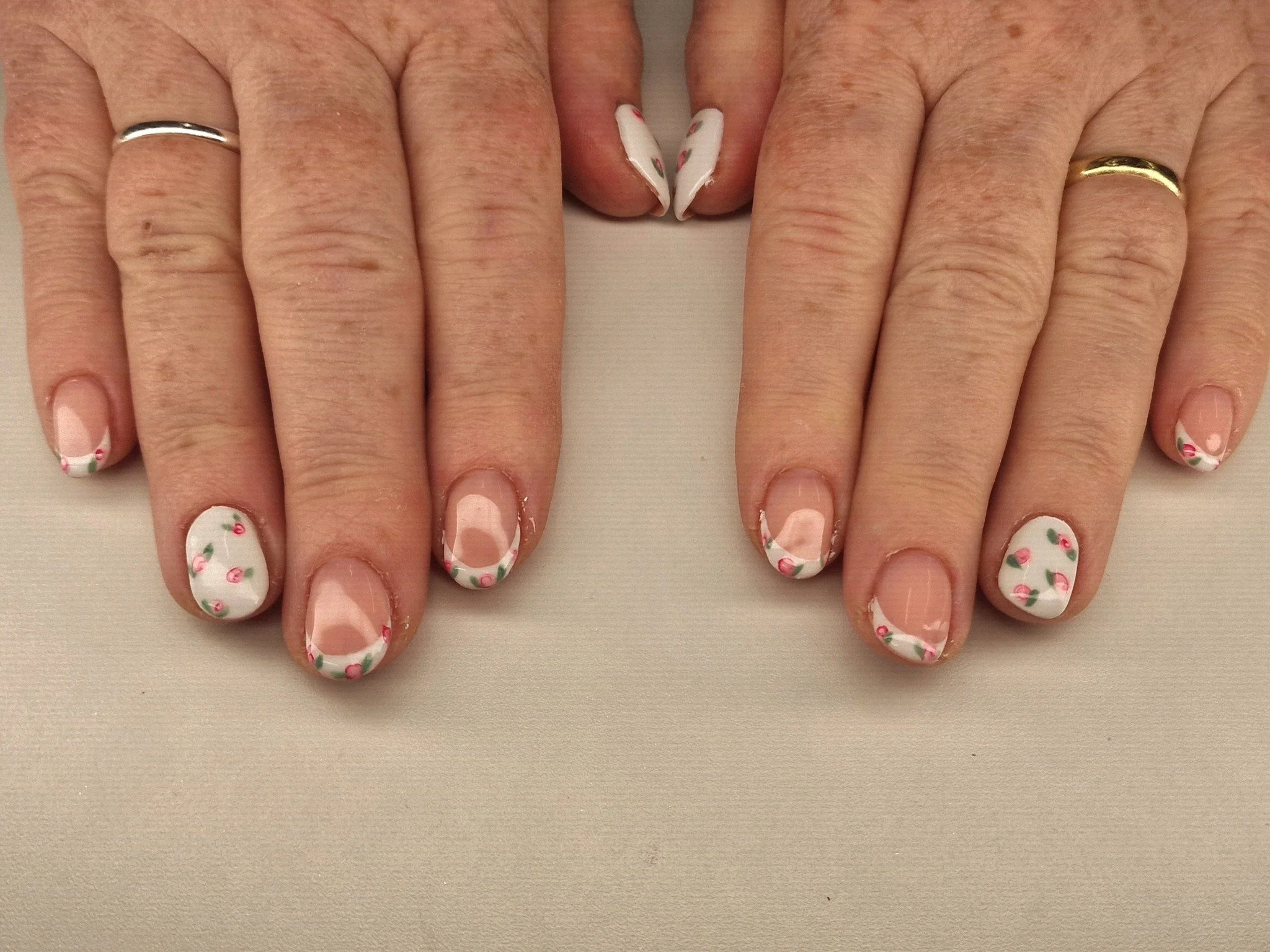 🌹

💅 Service: BIAB Gel Fingers with Intermediate Nail Art 
🕑 Time: 90 mins
💷 Cost: &pound;42

Check Availability &amp; Book Online at www.strawberrybronze.co.uk 🍓

🧴Products: 
@the_gelbottle_inc 
@labology3 
@glitterplanetuk 
@thecuticlelab.ltd