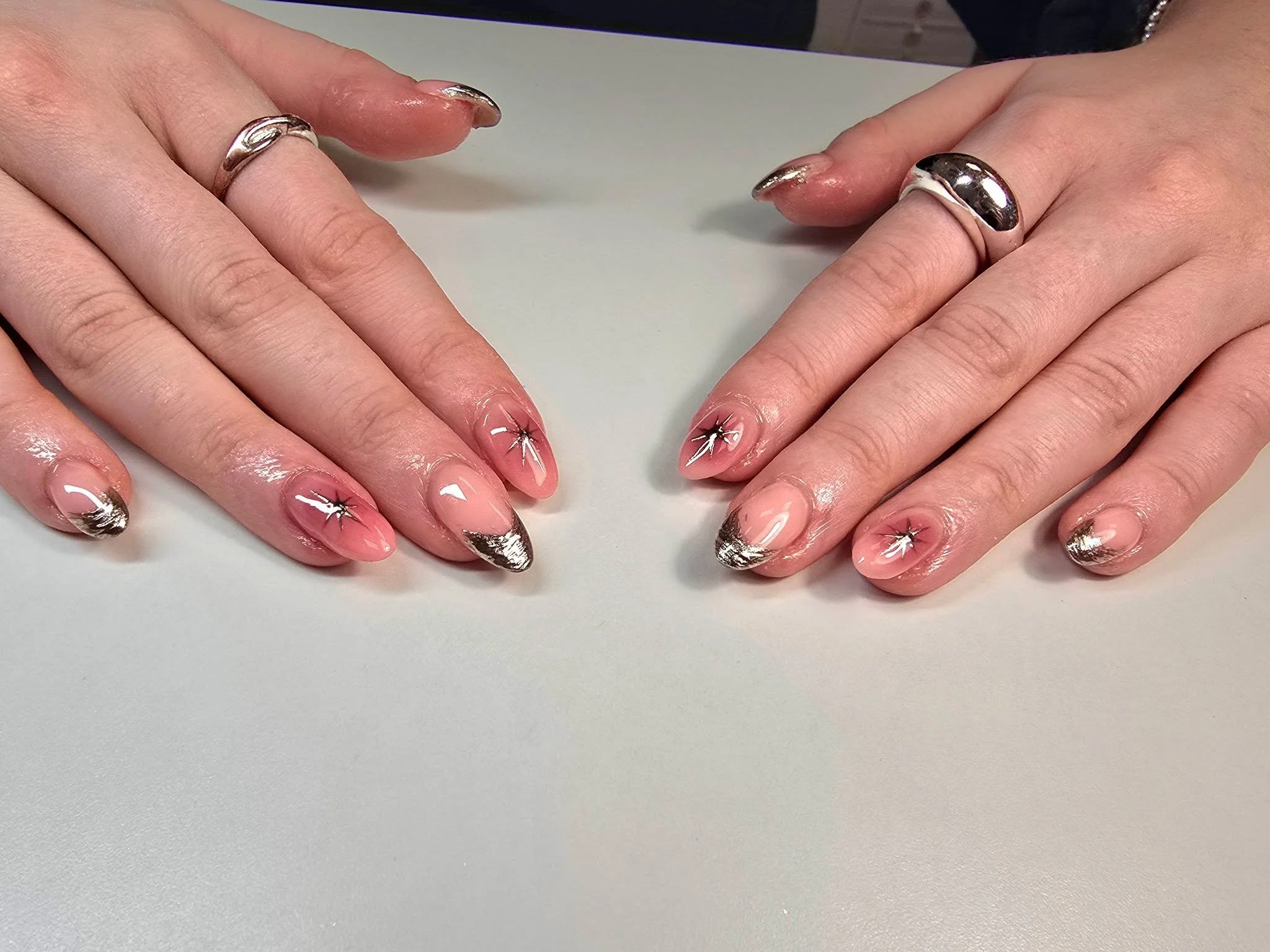 ✨

💅 Service: BIAB Gel Fingers with Intermediate Nail Art 
🕑 Time: 90 mins
💷 Cost: &pound;42

Check Availability &amp; Book Online at www.strawberrybronze.co.uk 🍓

🧴Products: 
@the_gelbottle_inc 
@labology3 
@glitterplanetuk 
@thecuticlelab.ltd 