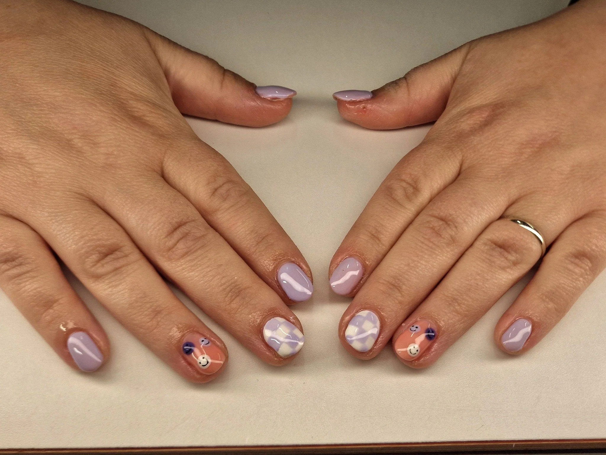 🙂💜🤍

💅 Service: BIAB Gel Fingers with Intermediate Nail Art 
🕑 Time: 90 mins
💷 Cost: &pound;42

Check Availability &amp; Book Online at www.strawberrybronze.co.uk 🍓

🧴Products: 
@the_gelbottle_inc 
@labology3 
@glitterplanetuk 
@thecuticlelab