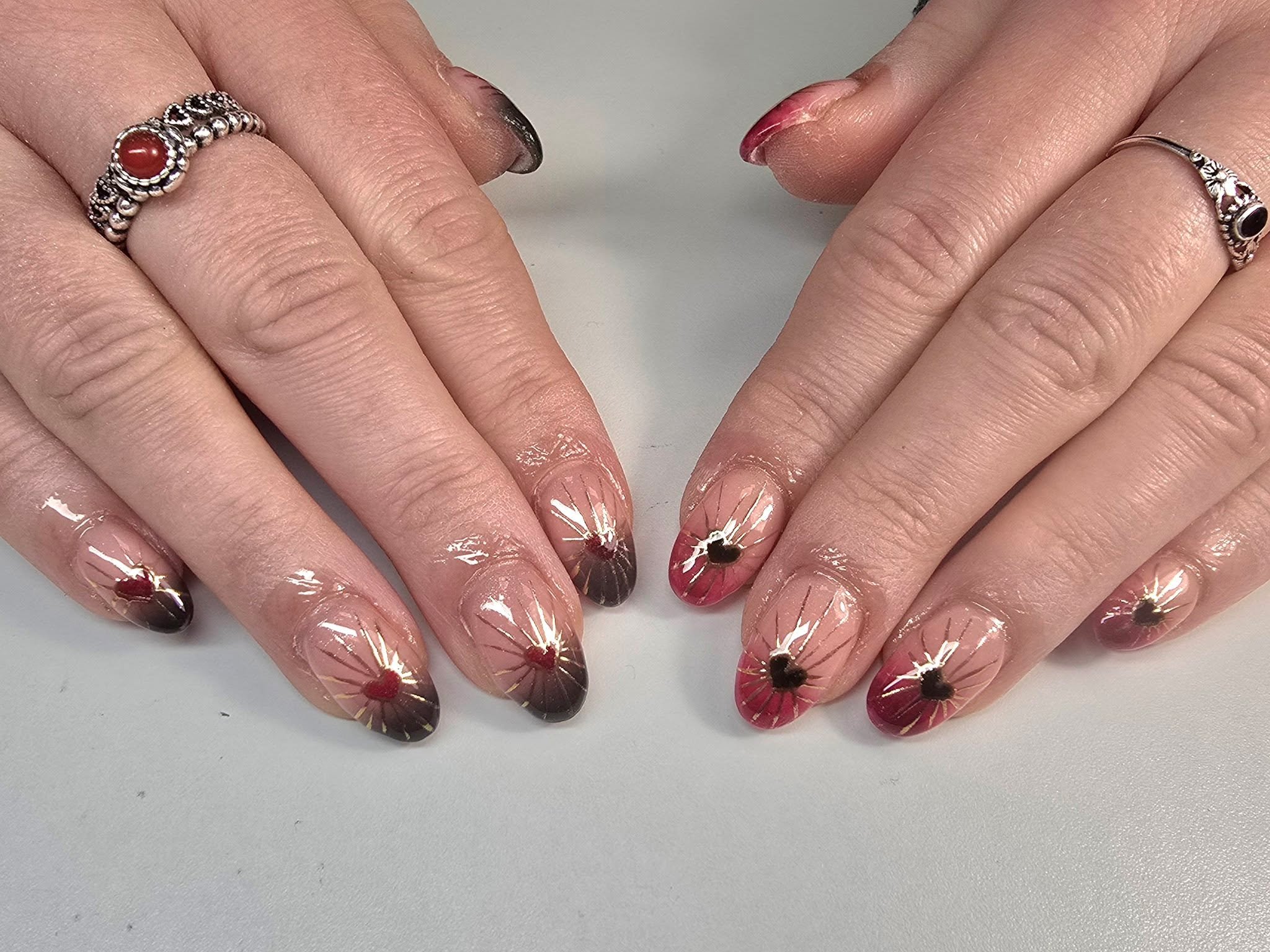 🖤❤️

💅 Service: BIAB Gel Fingers with Intermediate Nail Art 
🕑 Time: 90 mins
💷 Cost: &pound;42

Check Availability &amp; Book Online at www.strawberrybronze.co.uk 🍓

🧴Products: 
@the_gelbottle_inc 
@labology3 
@glitterplanetuk 
@thecuticlelab.l