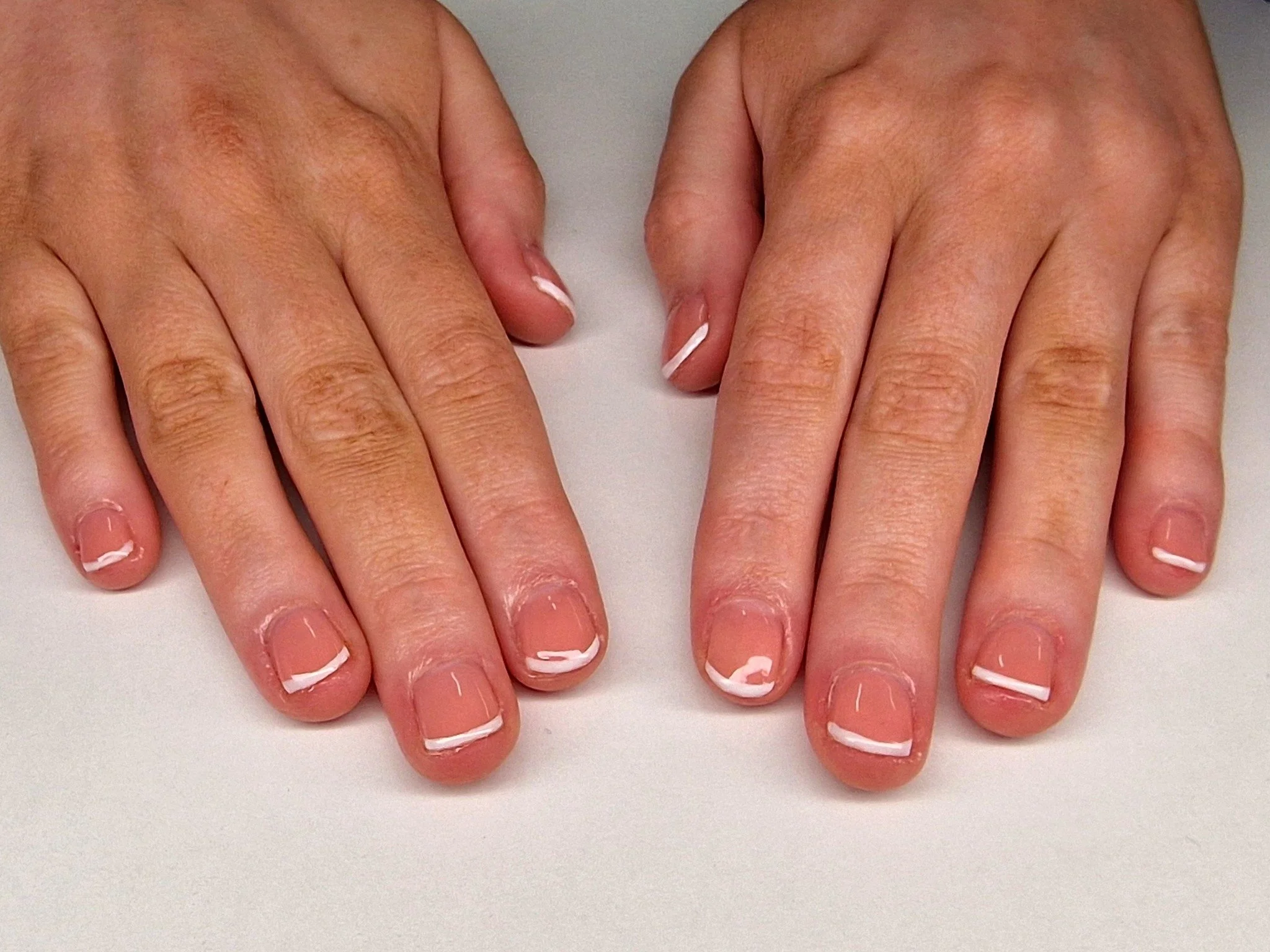 Micro French 🤍

💅 Service: BIAB Gel Fingers with Basic Nail Art 
🕑 Time: 75 mins
💷 Cost: &pound;40

Check Availability &amp; Book Online at www.strawberrybronze.co.uk 🍓

🧴Products: 
@the_gelbottle_inc 
@labology3 
@glitterplanetuk 
@thecuticlel