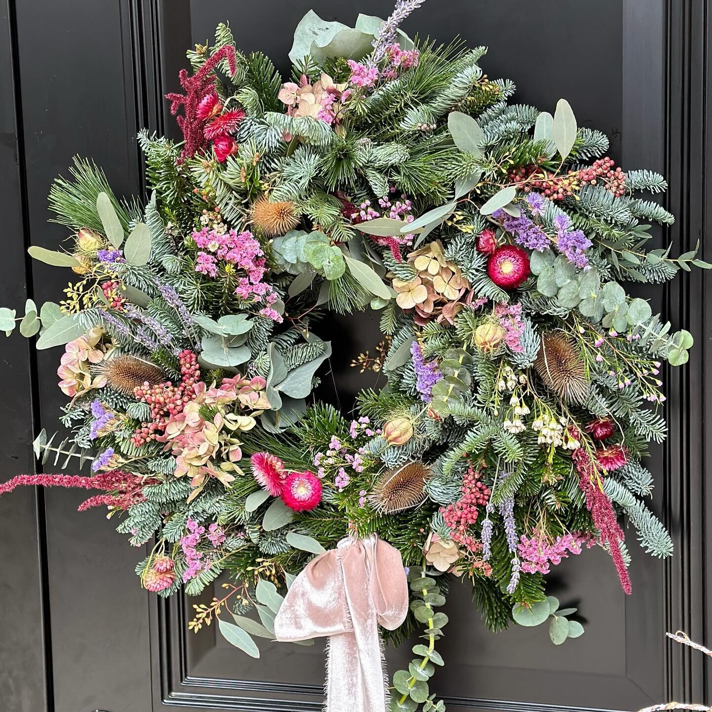 Next up&hellip; this pink number installed on a door this weekend 🙌. 

I first made this kind of wreath last year and it proved so popular that it made a reappearance this year 🎉

Last push on wreaths this week! 💪

#wreath #wreathmaker #bespokewre