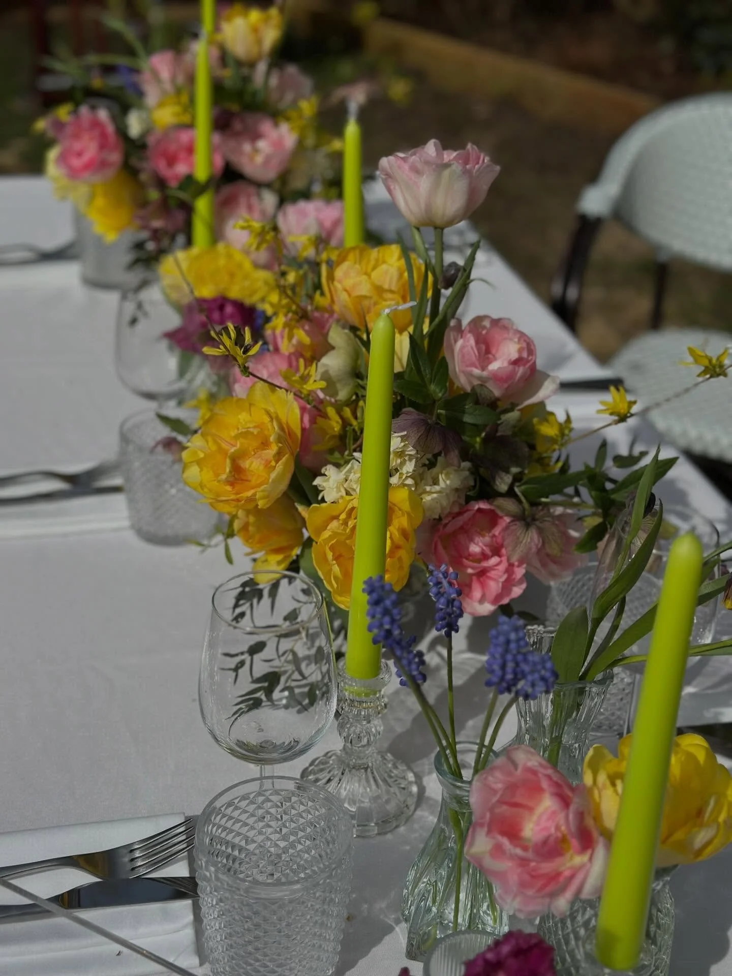 A spring table, set up for last weekend&rsquo;s wedding showcase @lussmanns in Woburn. Did you know they&rsquo;ve opened a beautiful new space for events in their garden? 

It was great to meet couples there and chat about how @brownsbritishflowers a