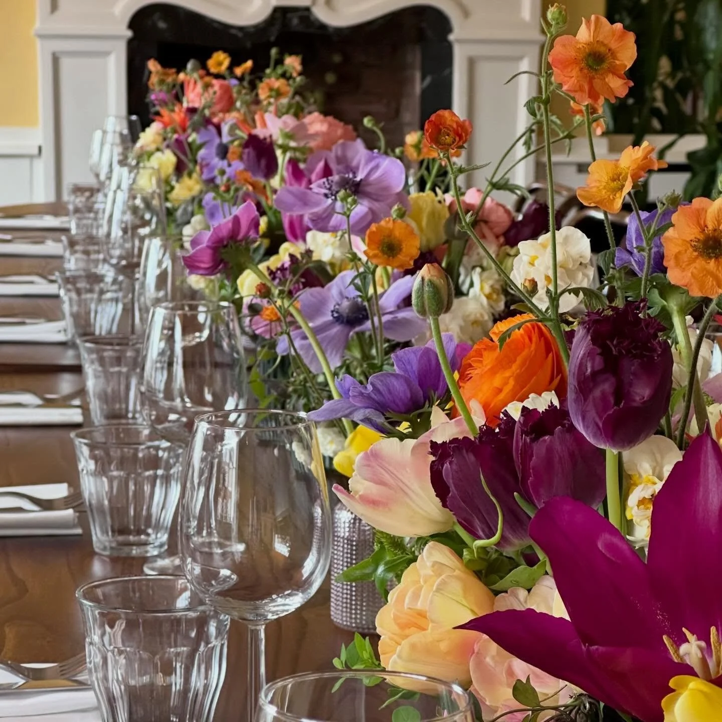 This colourful wedding last Friday @lussmanns in Woburn was a joy to work on. All British, seasonal, with the flexibility to choose the best of what was available that week. A dream brief!

Huge thanks to @brownsbritishflowers for your help with this