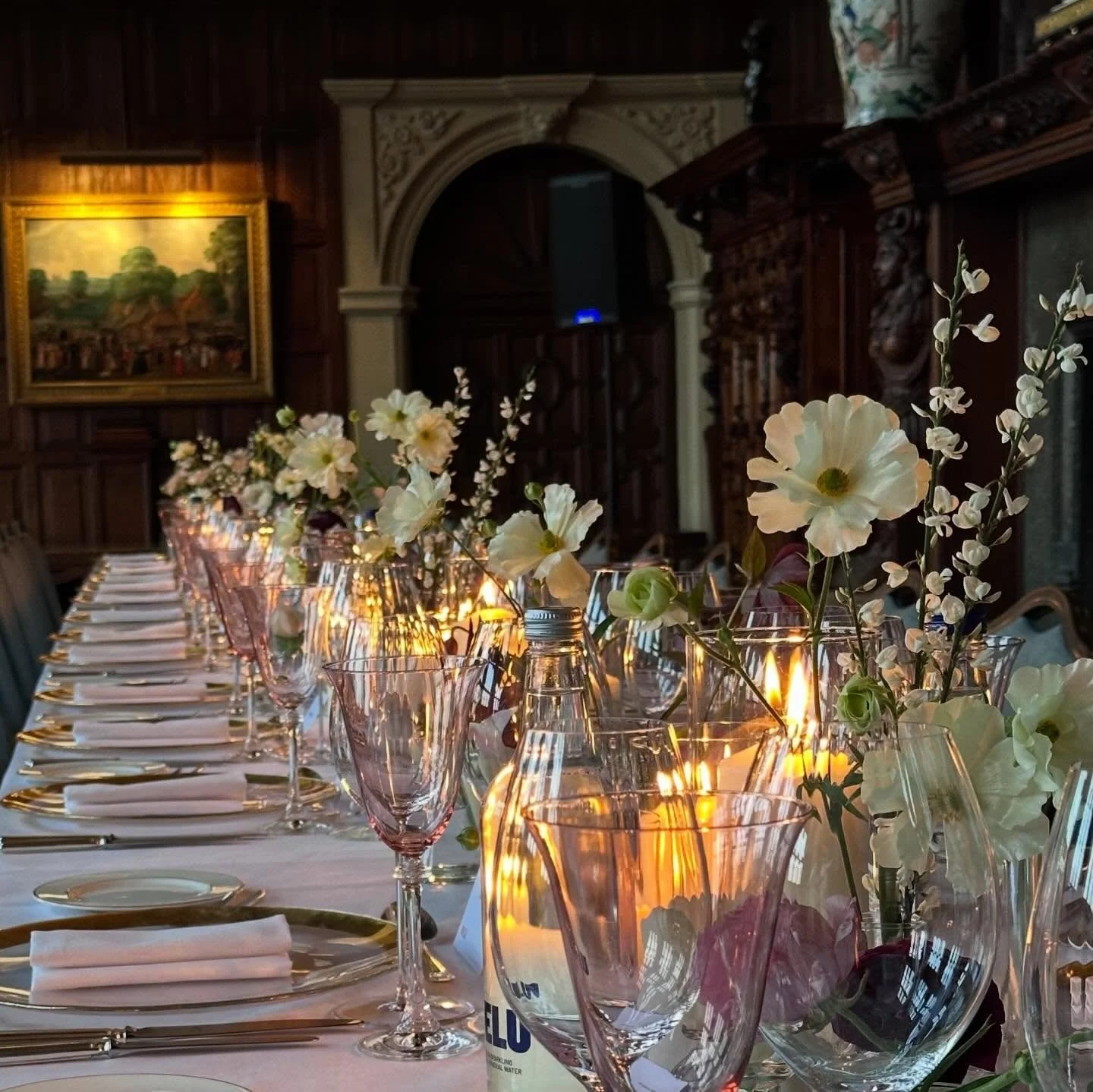 An elegant, refined, dinner @hatfield_park last week. The butterfly ranunculus really danced above the tables!

Massive thanks to the team! @brownsbritishflowers @ceflorals 

#hatfieldhouse #britishgrownflowers #eventflowers