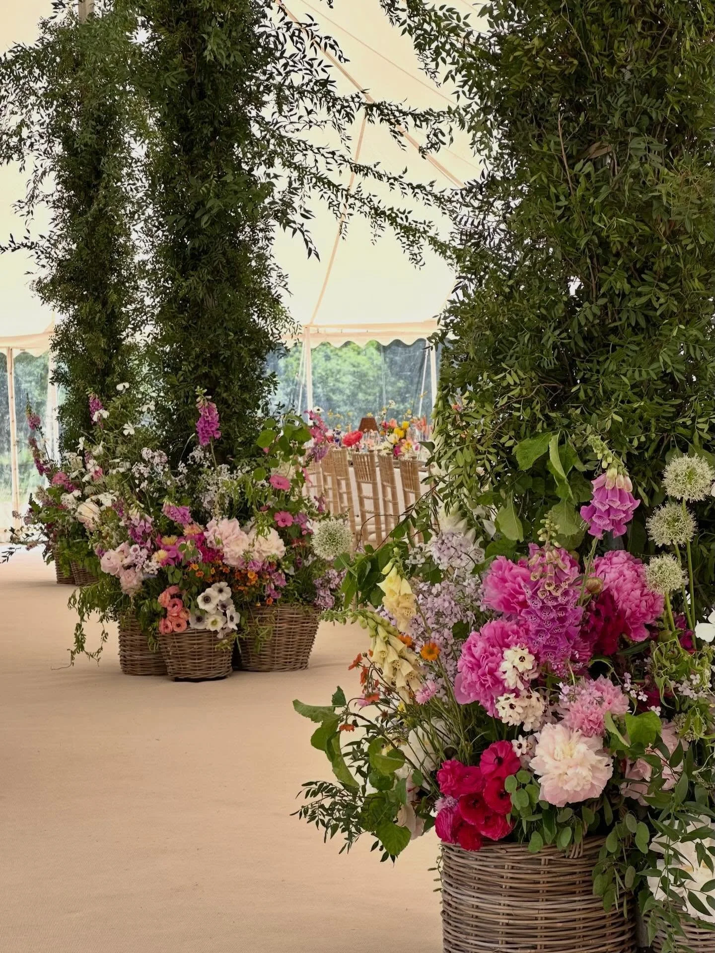 Baskets that were full-to-bursting with British-grown flowers for Saturday&rsquo;s wedding 😍. 

The heat challenged us, but the team rose to the occasion 💪

@brownsbritishflowers 
@ceflorals 
@wildsoulflowers 
@cloverandtide 
@weddingmetalart_proph