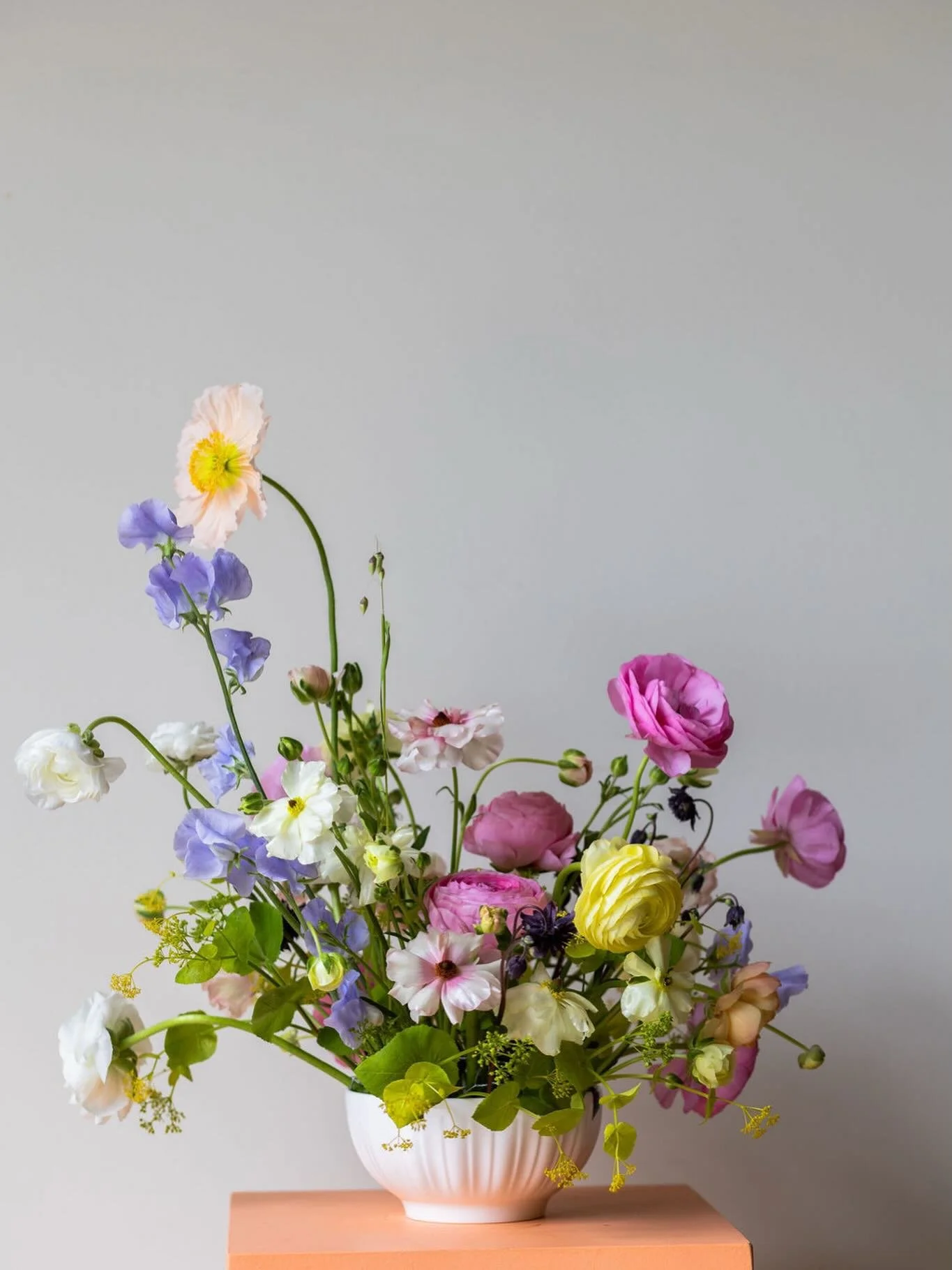 Looking back to a few weeks ago, when I created this bowl design under the guidance of @bloomandburn on a @leafycouture retreat! 

Photo by @natashacadman 
Venue @priory_cottages