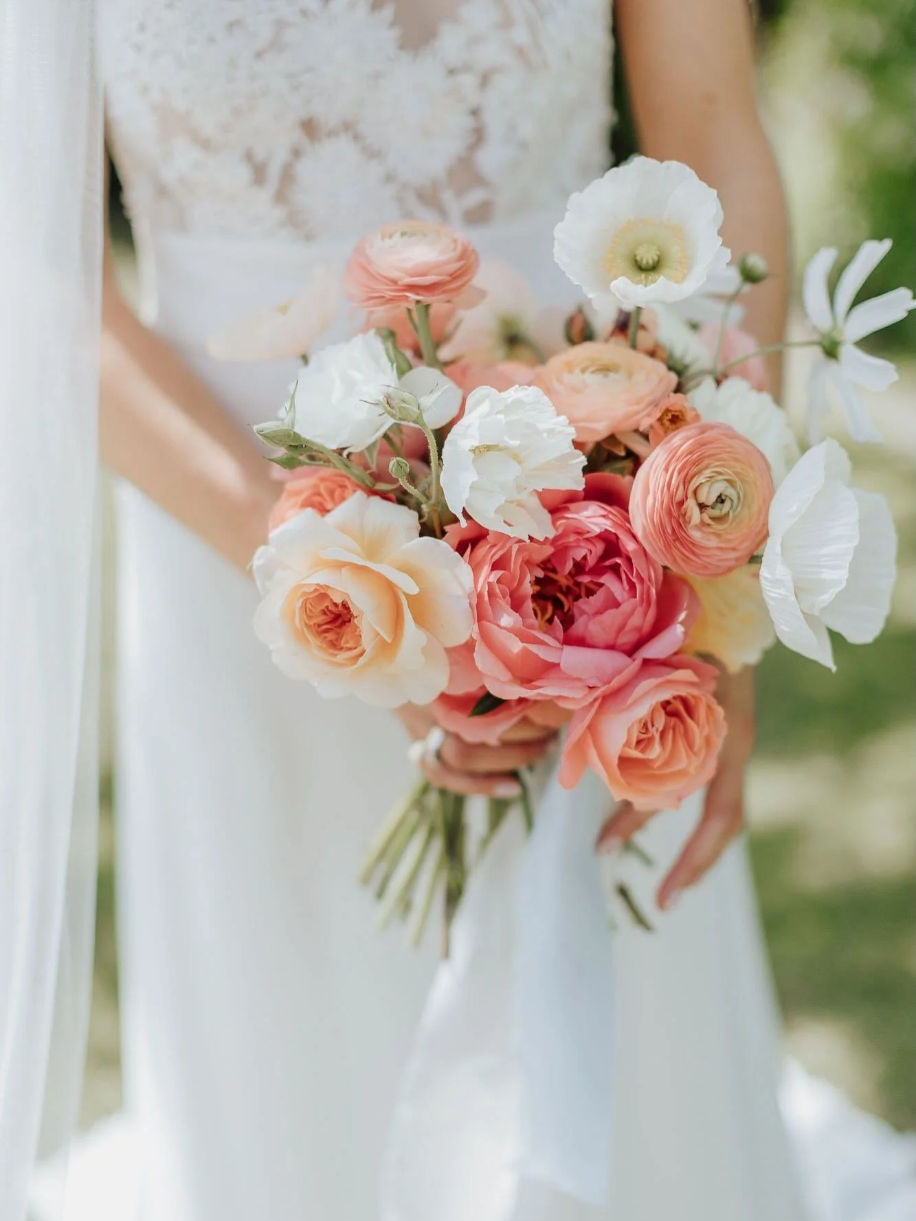 Absolutely adore this bridal bouquet, made for @napes.l a couple of weeks ago. Beautifully captured in these photos by @janemorganphoto 

Will go down as one of our faves!

#bridalbouquet #britishgrownflowers