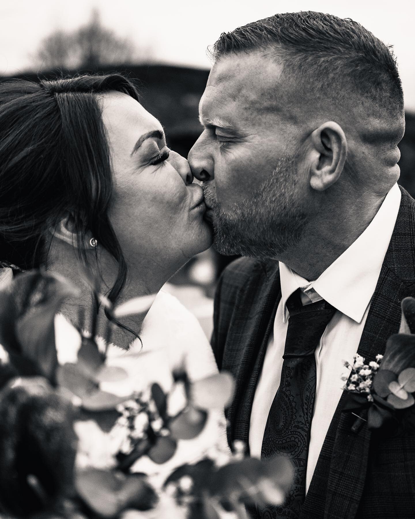 High contrast black &amp; white edit from the couples shoot 📸 

@leanne107808 👰🏻&zwj;♀️ 
#couplesshoot #weddingdress #classicwedding #photowedding #weddingphotographyuk