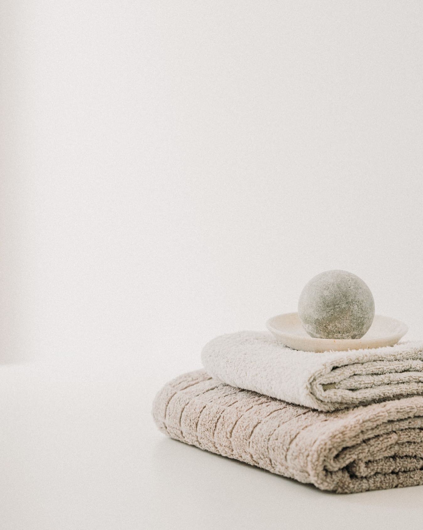 Perfect spherical soaps from Hetkinen make the best little treats for the kitchen or bathroom. Available in two gorgeous fragrances - Pine + Oatmeal and Crowberry + Spruce. Each one subtle yet fresh, made from natural Finnish ingredients 👌🏼 

_____