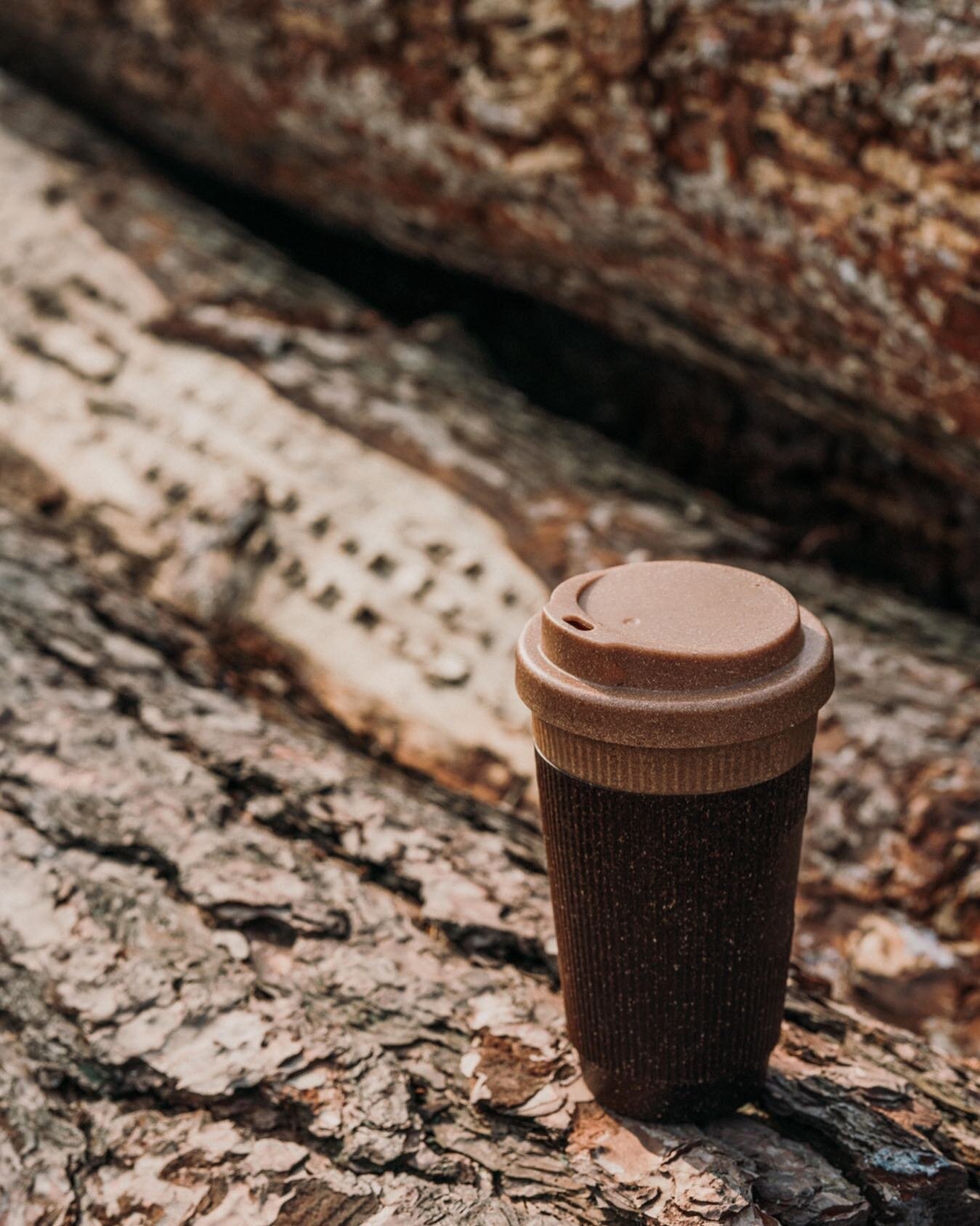 Is anybody else getting autumnal vibes at the moment? Leaves are starting to fall, and the weather is starting to change. Which means our sustainable travel mugs are currently coming EVERYWHERE with us ☕️ 

Available in two earthy tones, Nutmeg and C