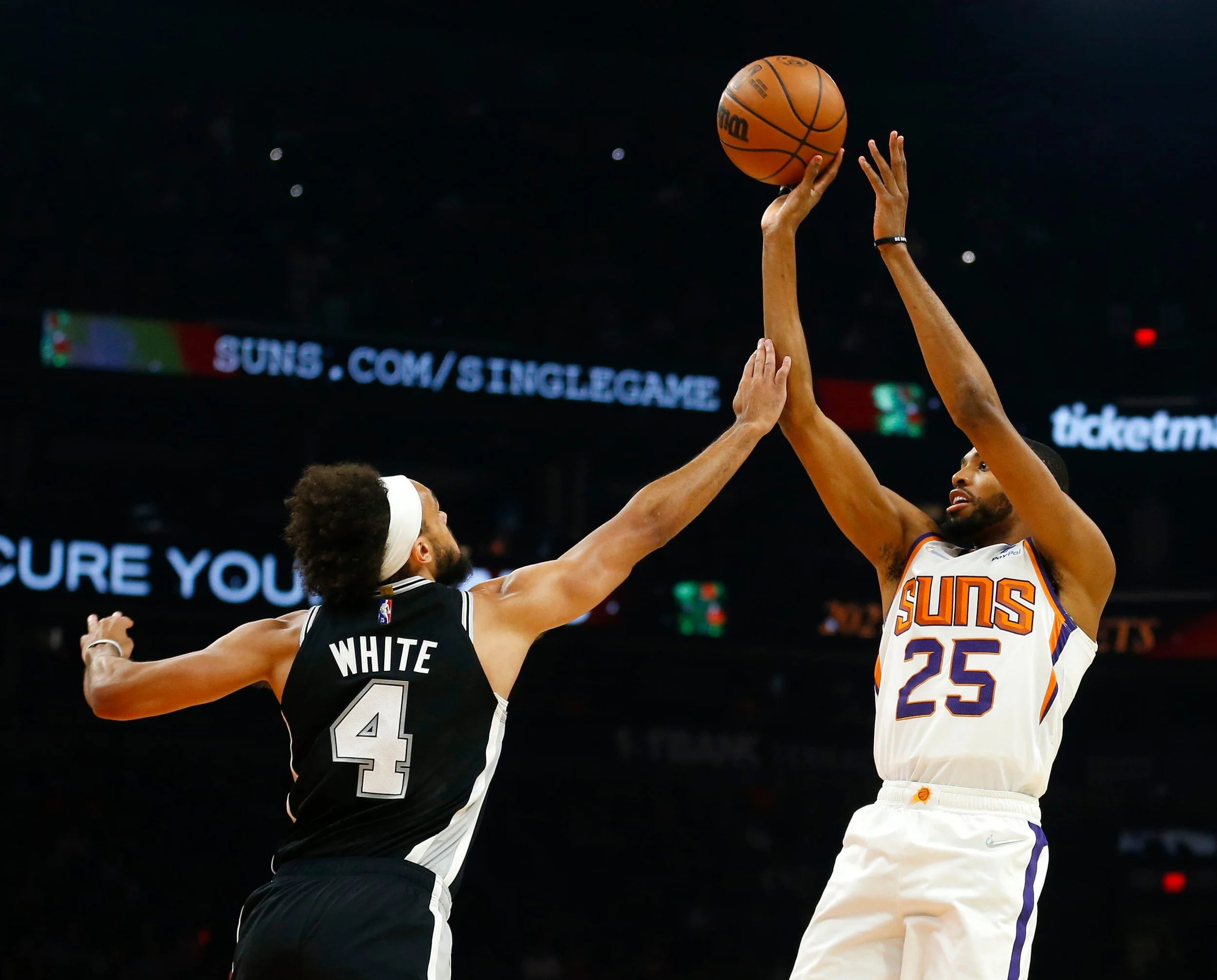 Phoenix Suns Defeat the Spurs Without thier Star Player