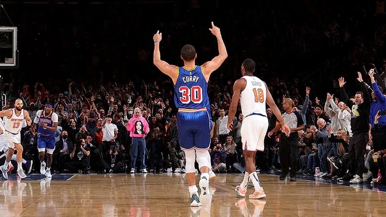 Curry Sinks the Knicks