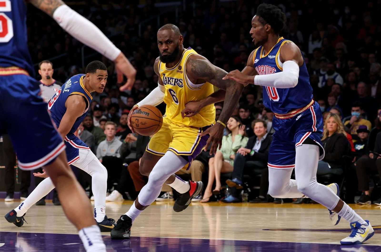 Lebron shines as Lakers outlast Warriors 