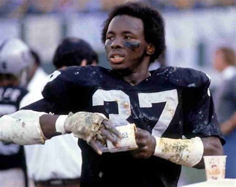 An Unbeatable NFL Record: How Lester Hayes Used Glue to Stick Himself as a Record Holder