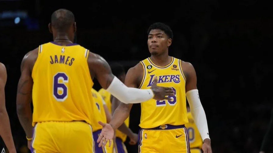What do the Lakers do in the offseason?