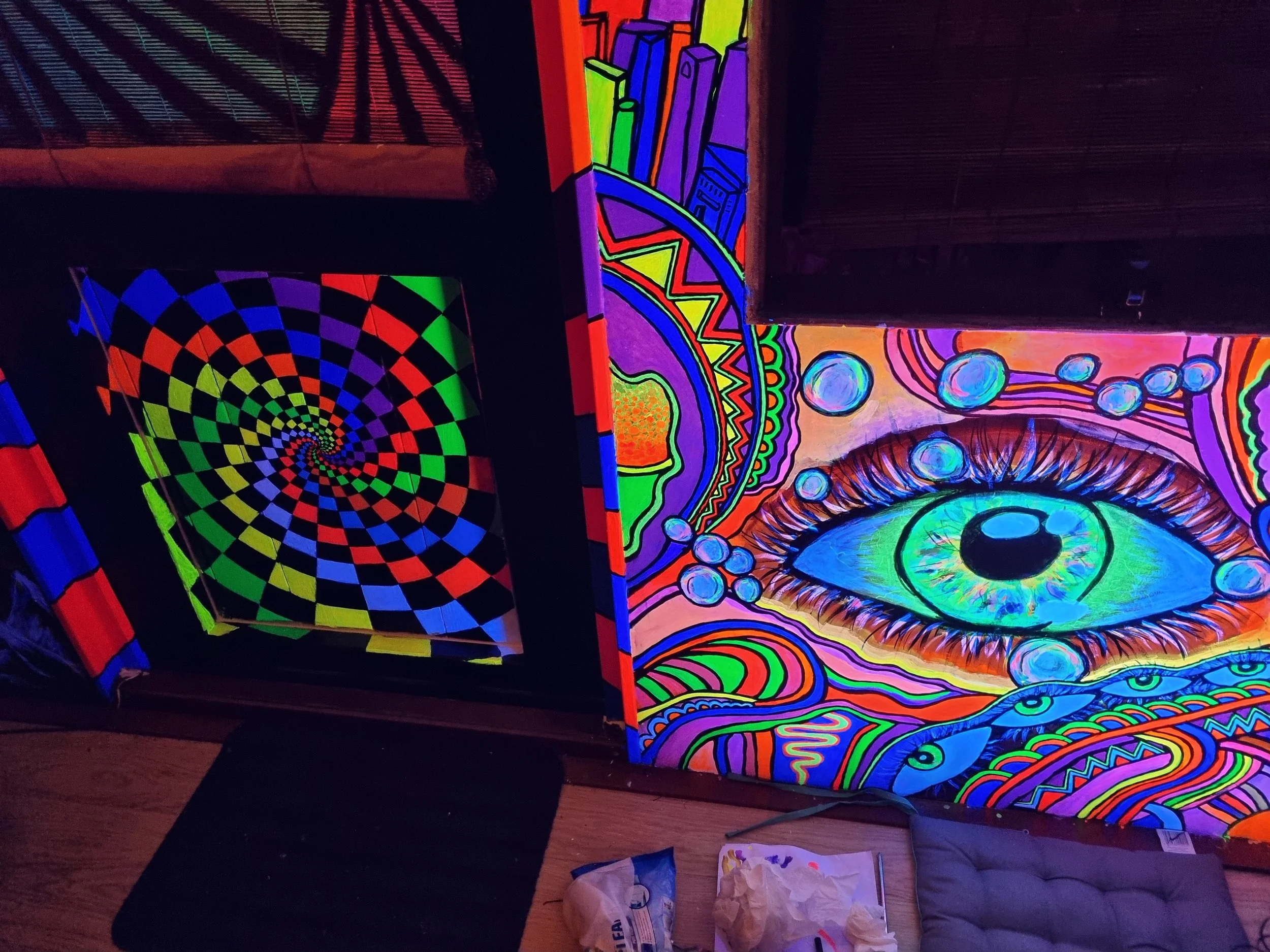 met fluoriserend/glow in the dark verf