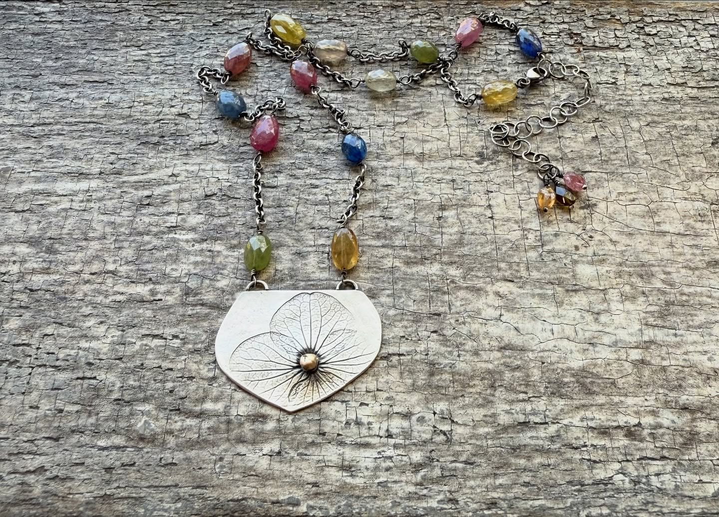 Hydrangea pendant on sterling chain with juicy tourmaline gems. Swipe to see cute puppy stealing the spotlight. 🩶🩷💙💛
#handmadejewelry #hydrangeajewelry #flowerjewelry #summerjewelry #oneofakindjewelry #metalsmith #preciousmetalclay #goldenretriev