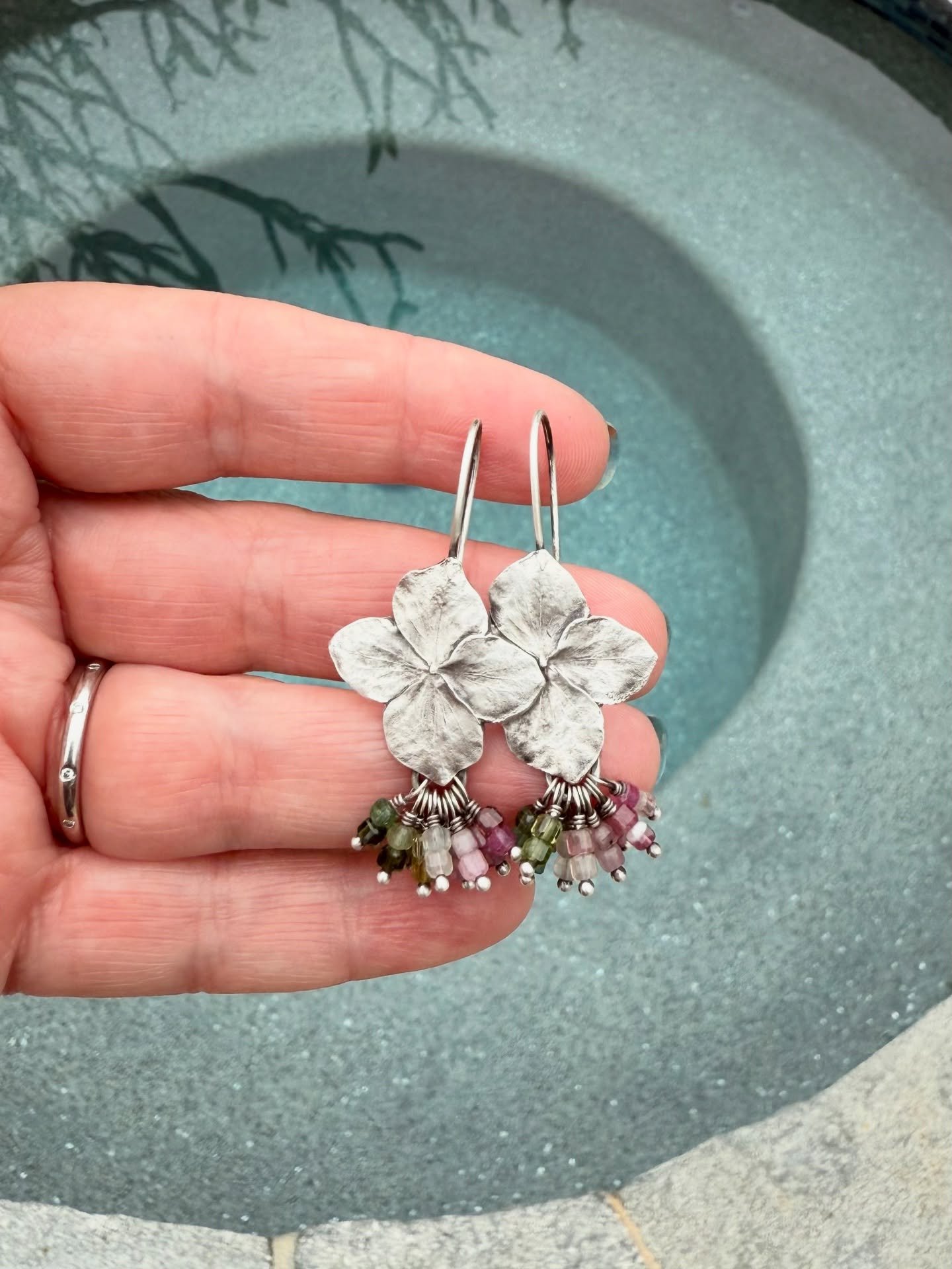 Fine silver hydrangea earrings with a cluster of tiny faceted watermelon tourmaline gemstones. 💚🤍🩷
#hydrangea #hydrangeajewelry #oneofakindjewelry #handmadjewelry #watermelontourmaline #summerjewelry #sandiego #nicholajewelry