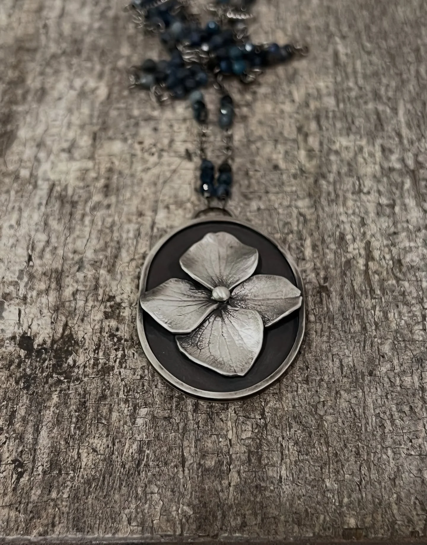 A repost of one of my favorite hydrangea pieces from three years ago. 💙🩶 
#hydrangeajewelry #handmadejewelry #botanicaljewelry #hydrangeas #sandiego #nicholajewelry