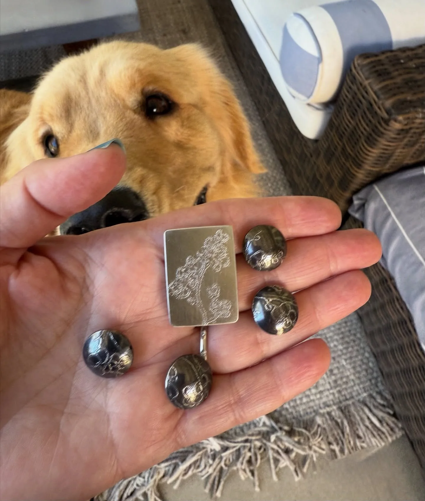 Handcrafted silver beads etched with cherry blossom designs, and a little golden sparkle from sweet Charlie. 💛
#handmadejewelry #botanicaljewelry #handmadebeads #cherryblossoms #goldenvibes #nicholajewelry
